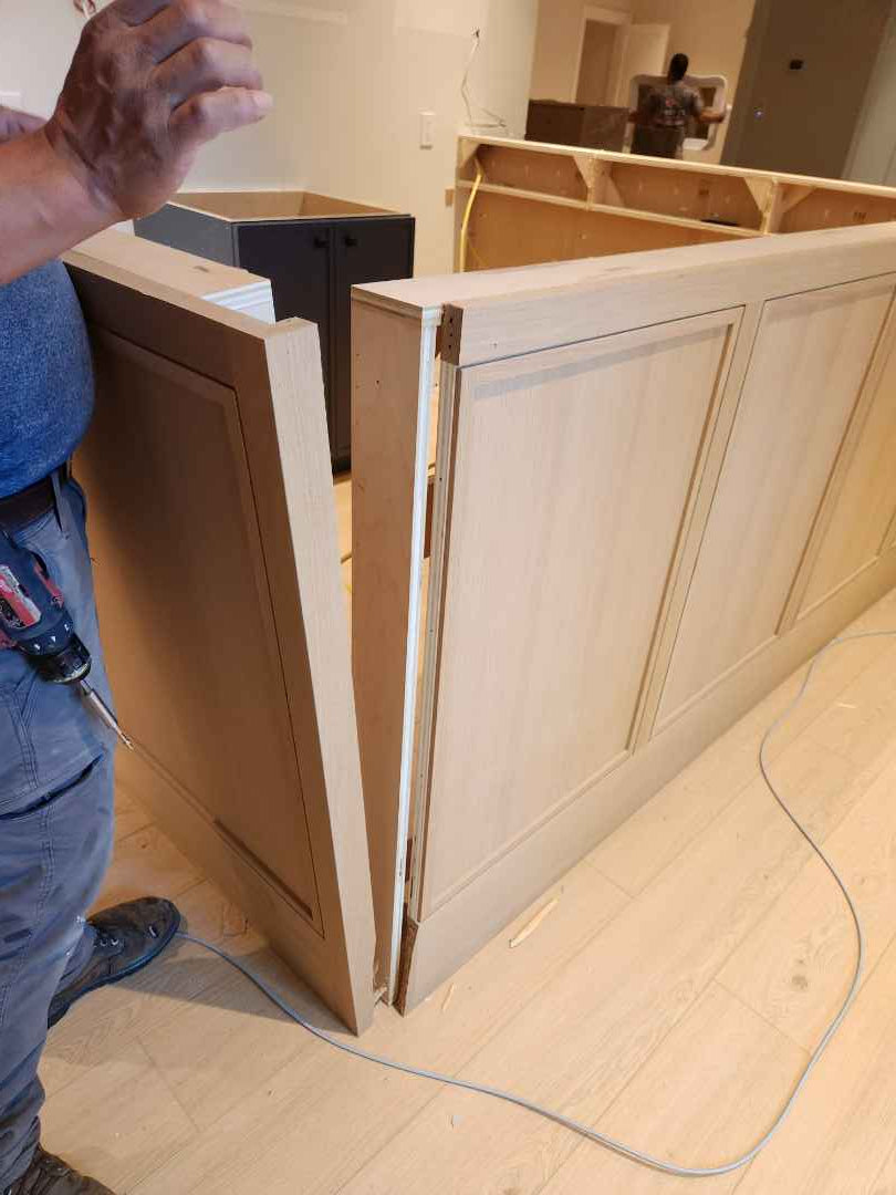 Rein & Jac Transitional Navy & Natural Wood Toned U-Shaped Bar with Marble Countertops, Sink and Faucet