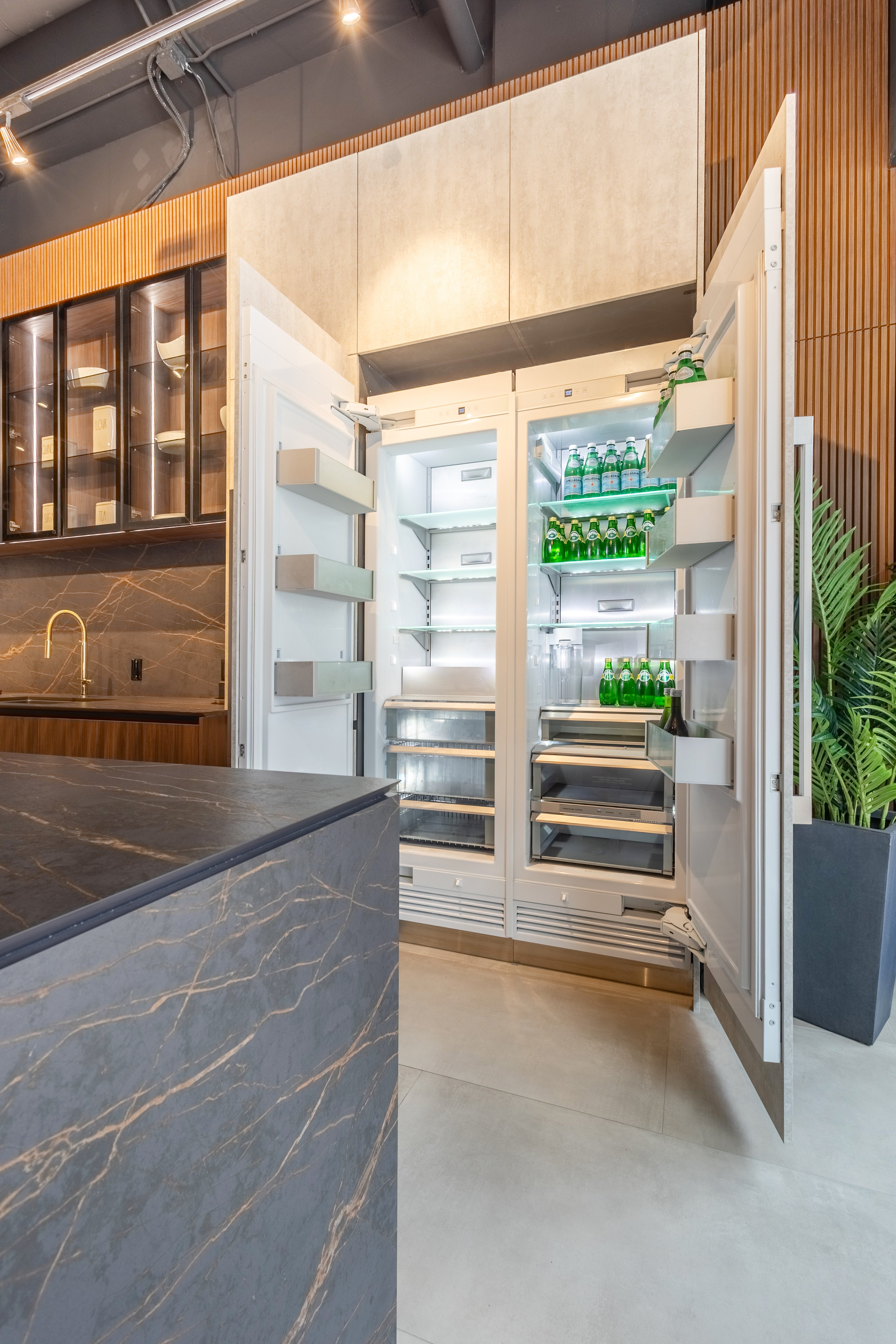 Azzurri Casa Dubai Style Modern Kitchen with Dekton Countertops and Monogram Appliances