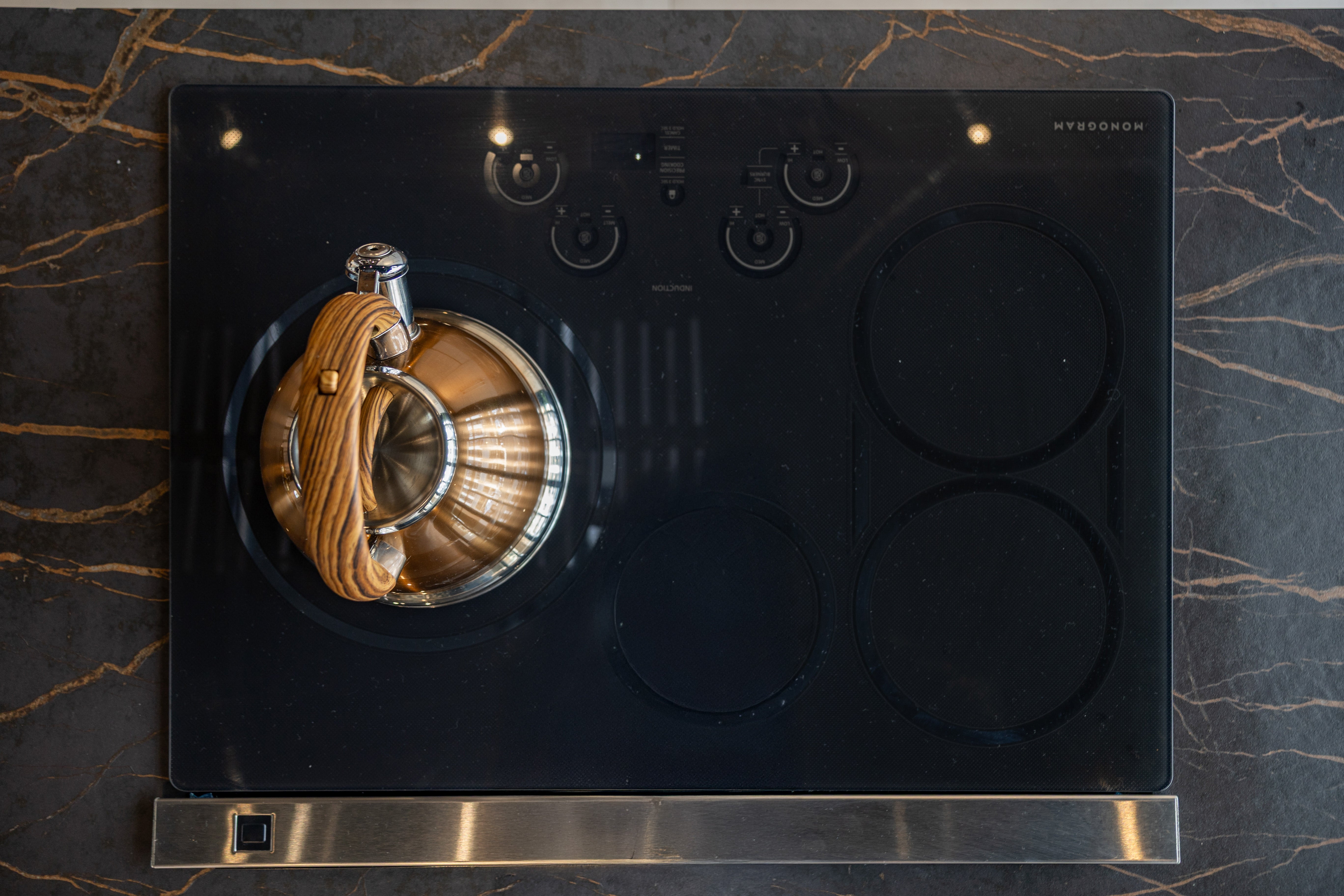 Azzurri Casa Dubai Style Modern Kitchen with Dekton Countertops and Monogram Appliances