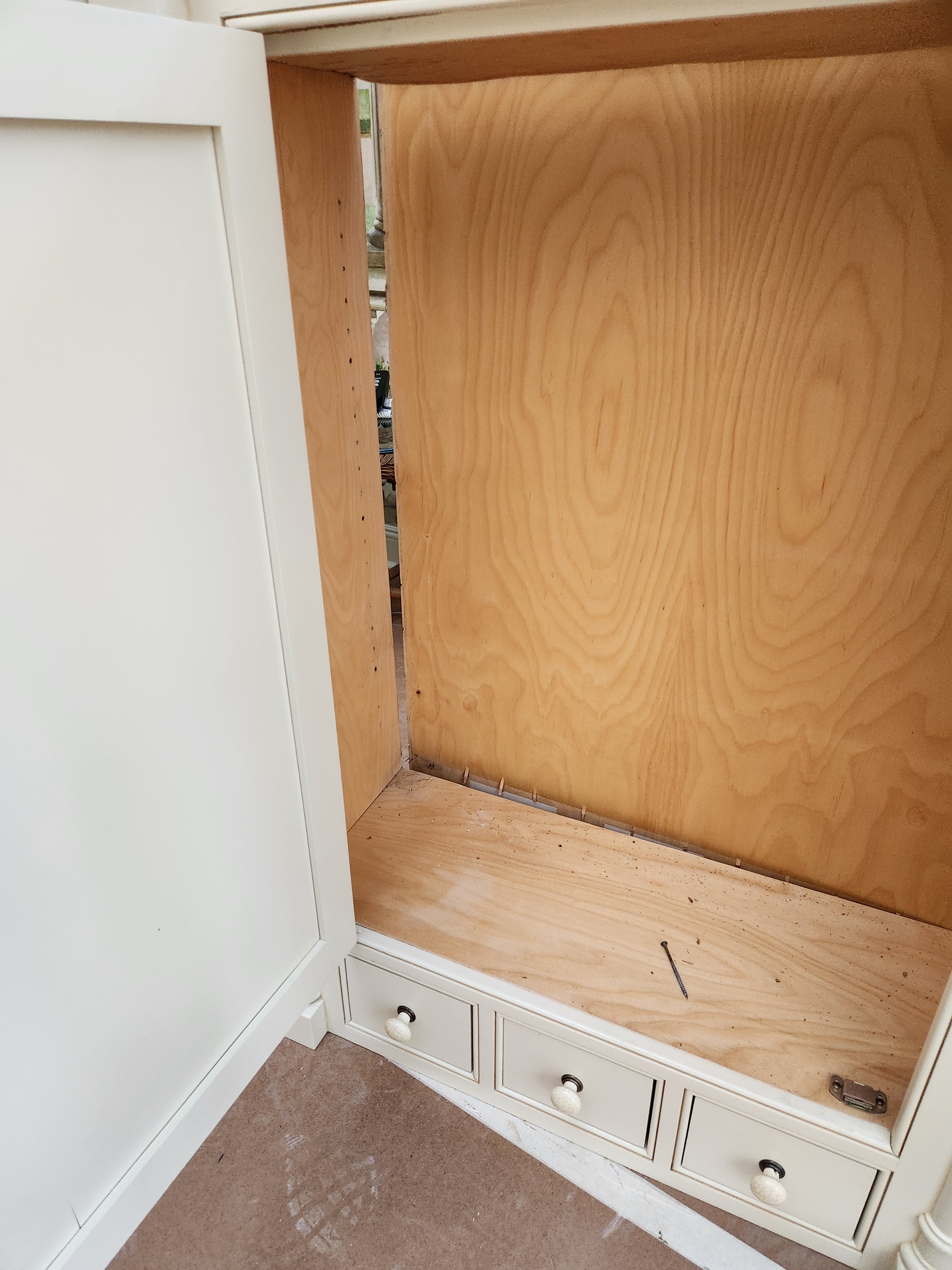 Form LTD Traditional Cream Kitchen with Island, Granite Countertops & Appliances