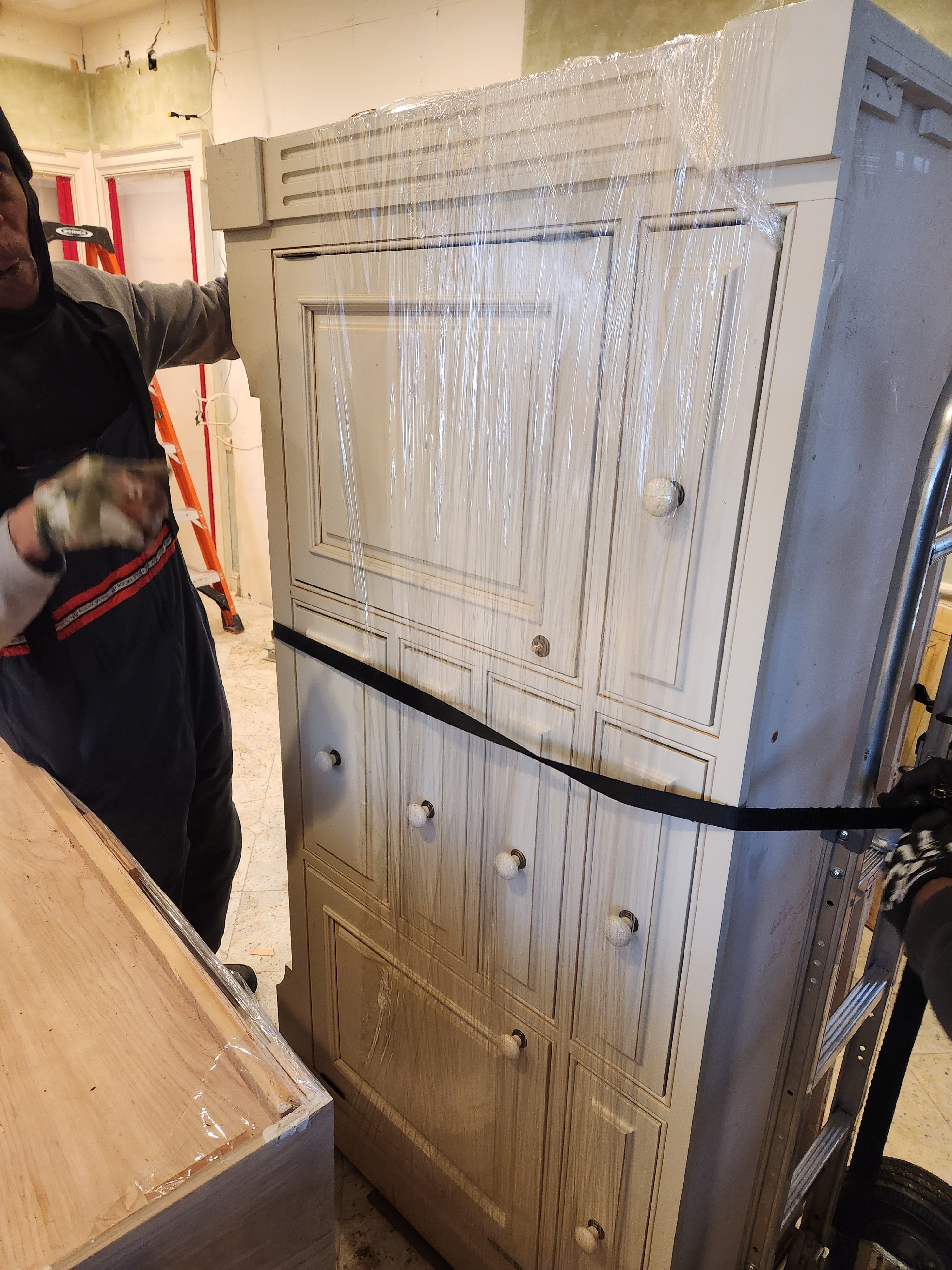 Form LTD Traditional Cream Kitchen with Island, Granite Countertops & Appliances