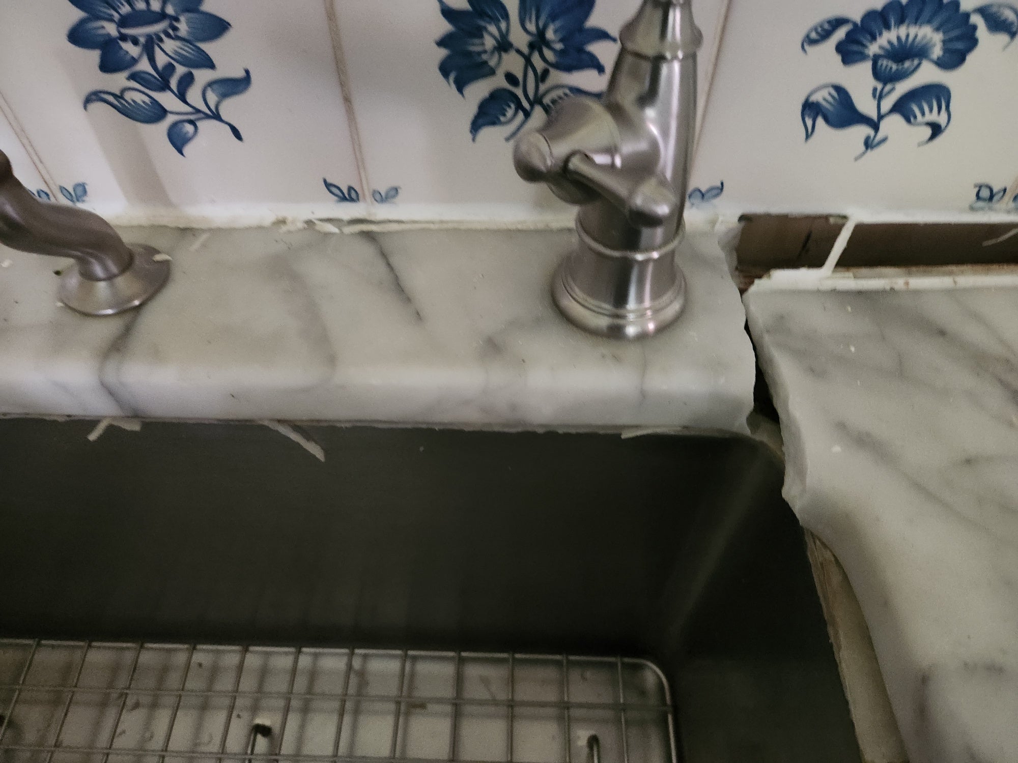 Heritage Traditional Creamy White Kitchen with Island, Marble Countertops and Appliances