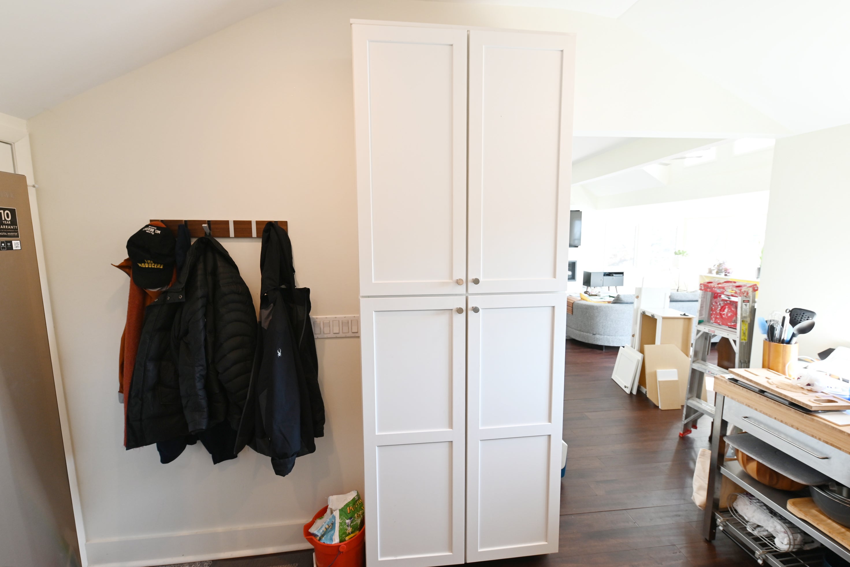 Contemporary European Style White Transitional Pre-Owned Kitchen