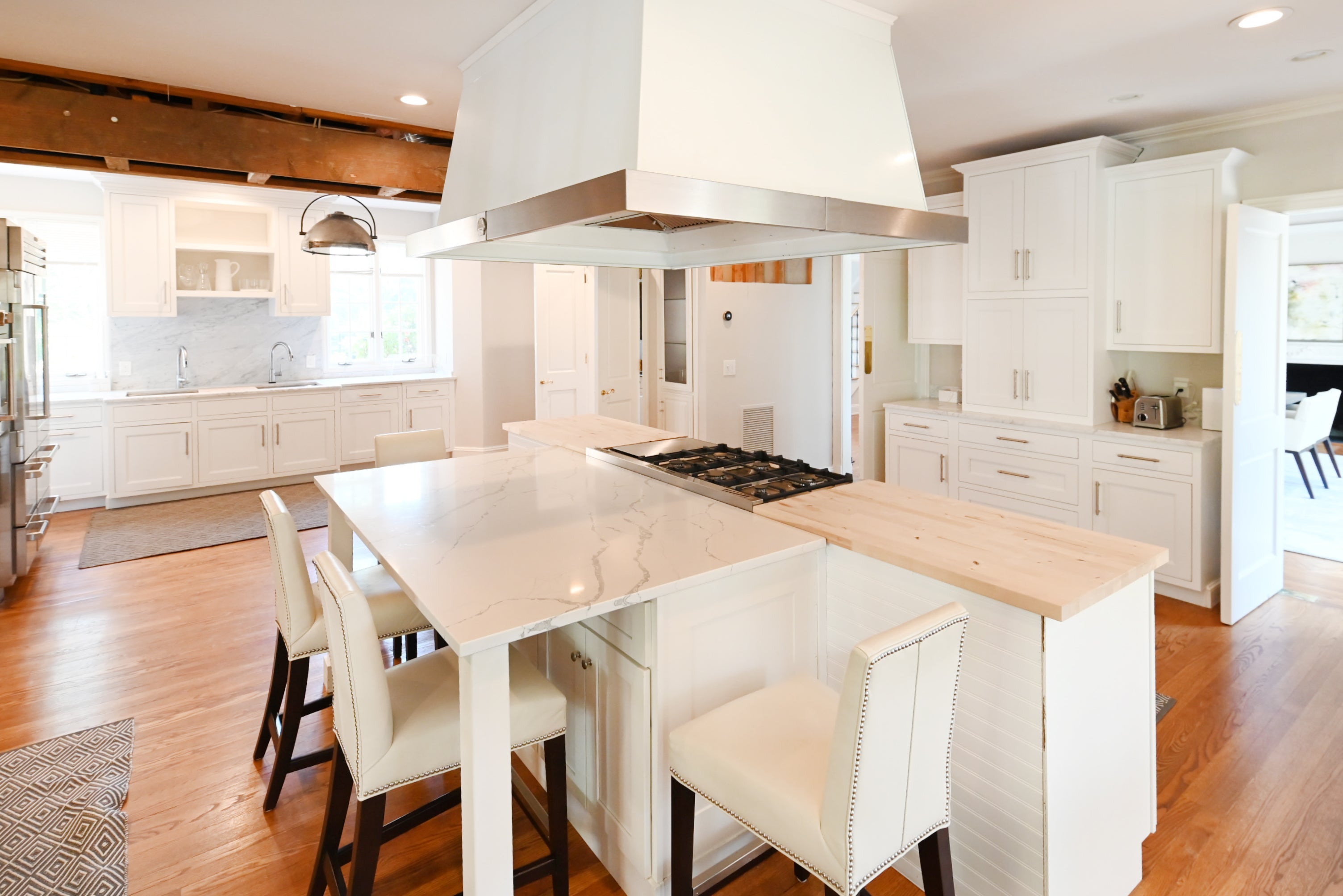 Signature Custom Luxurious December Frost Traditional Pre-Owned Kitchen