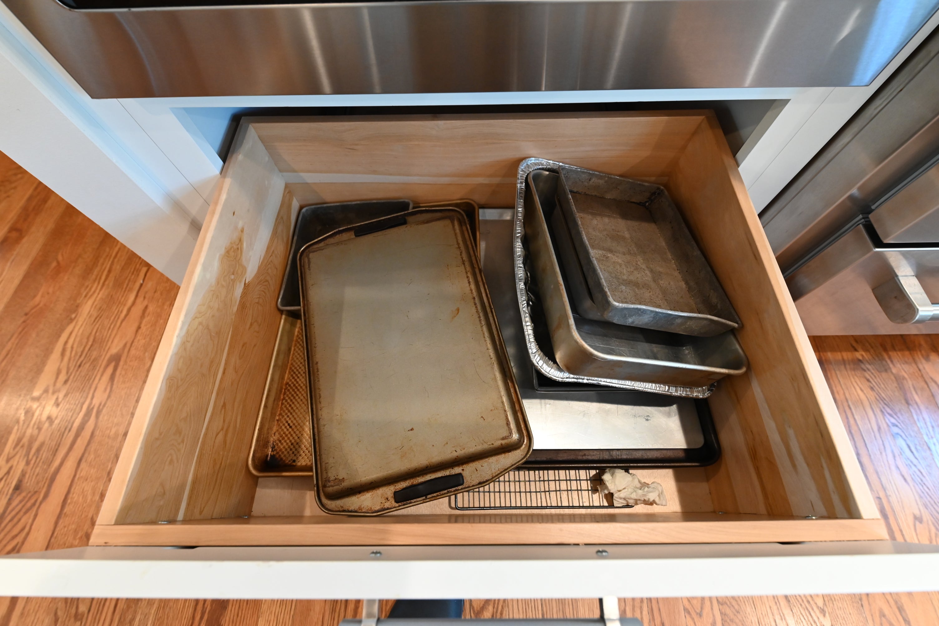 Signature Custom Luxurious December Frost Traditional Pre-Owned Kitchen