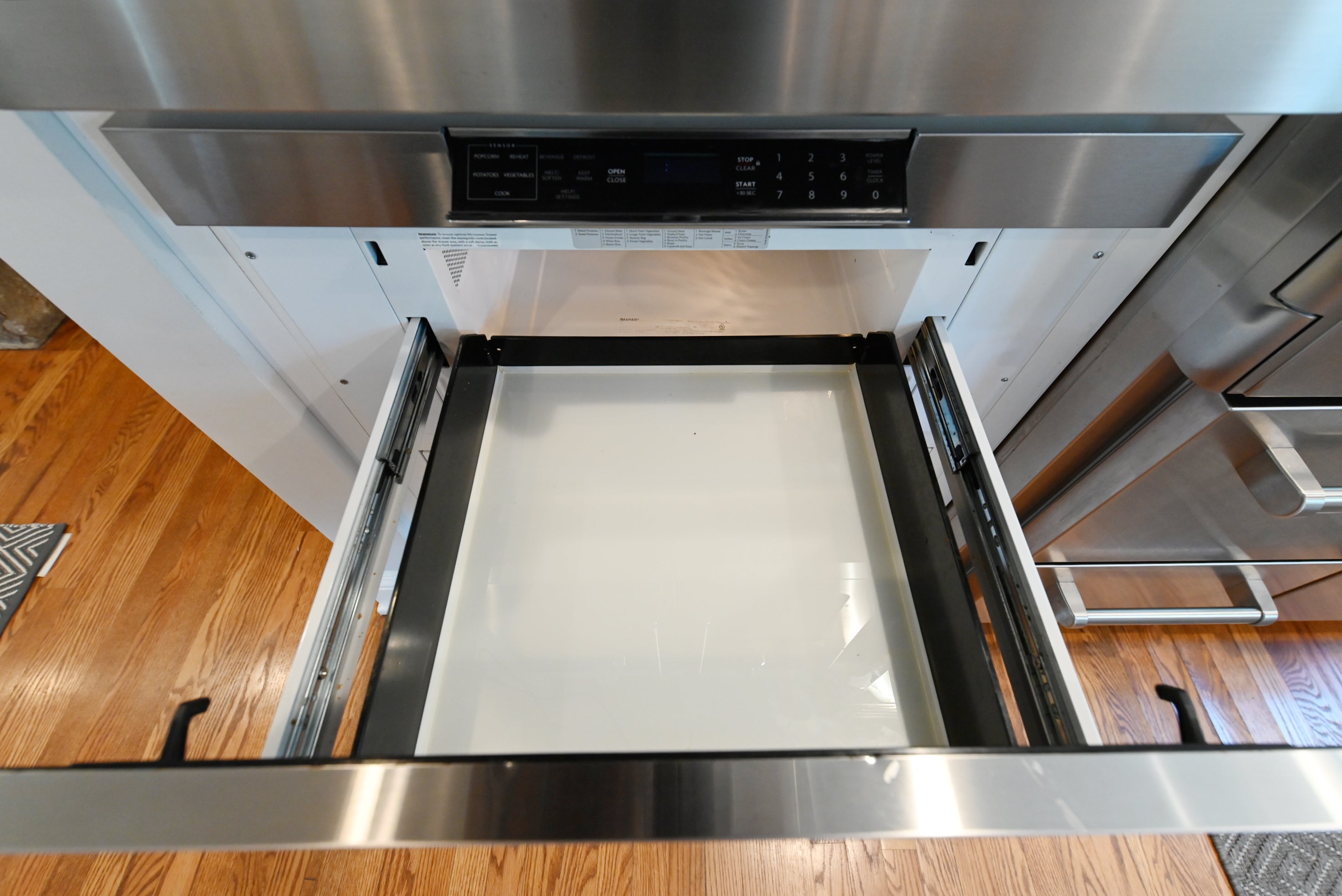 Signature Custom Luxurious December Frost Traditional Pre-Owned Kitchen