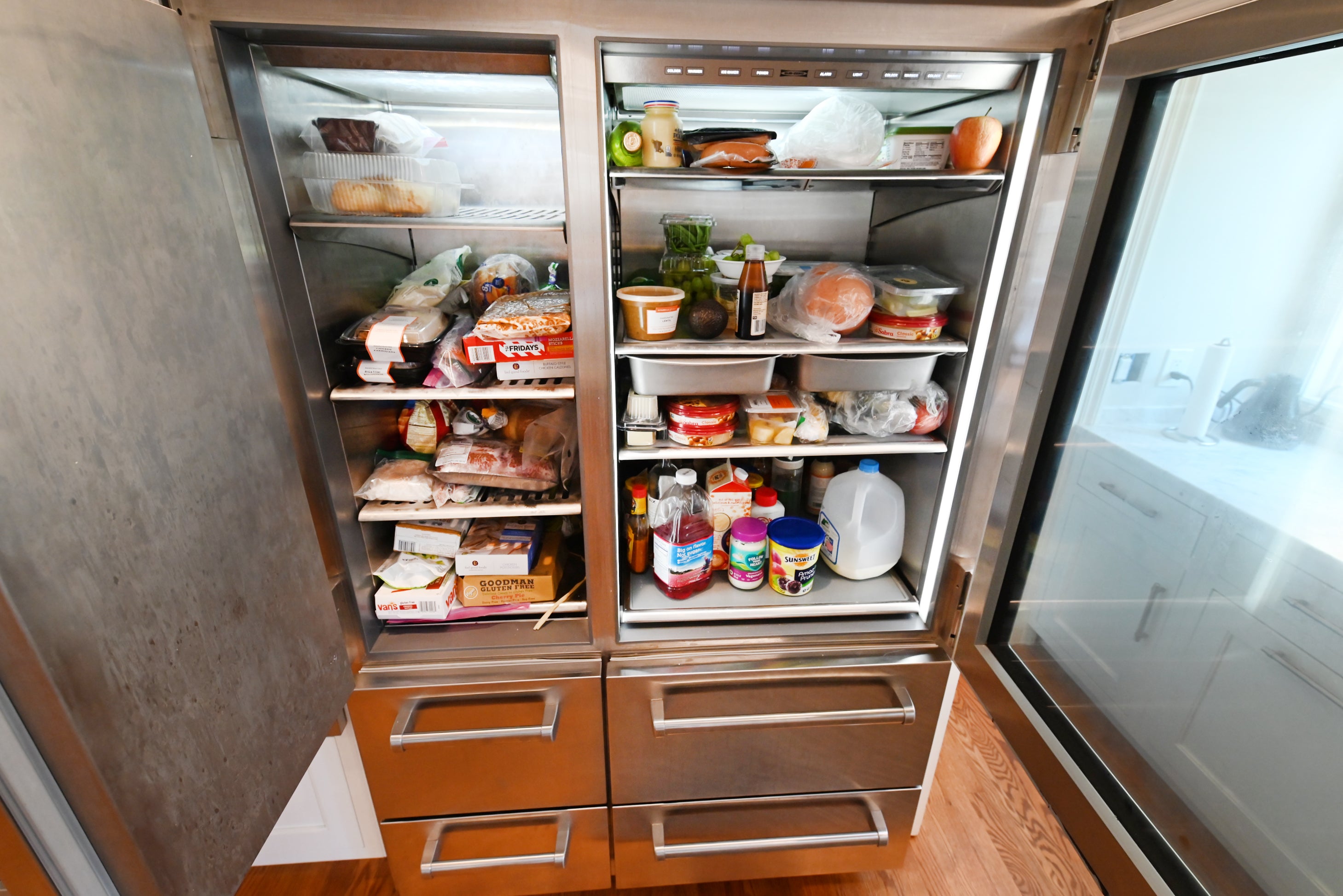 Signature Custom Luxurious December Frost Traditional Pre-Owned Kitchen