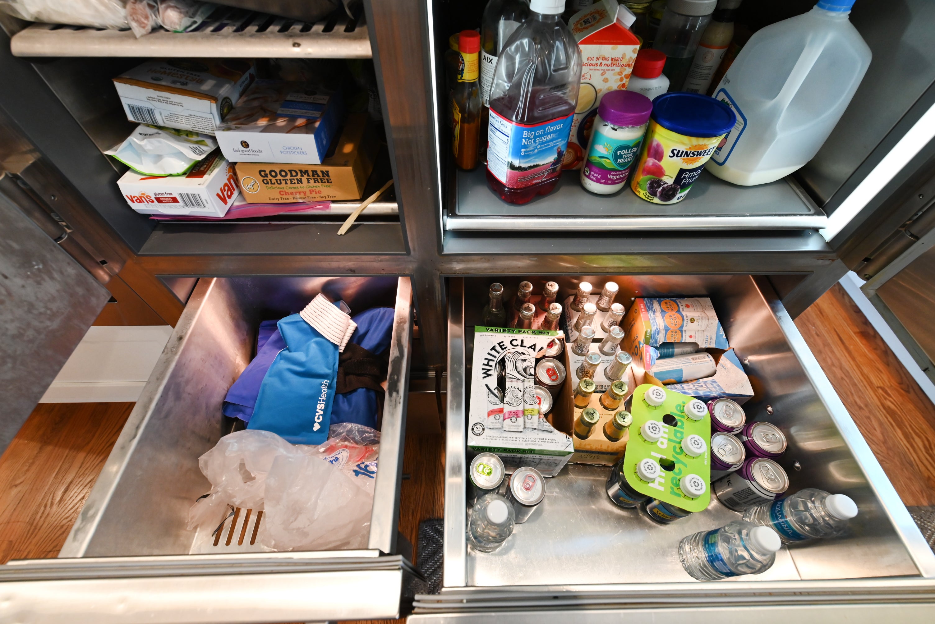 Signature Custom Luxurious December Frost Traditional Pre-Owned Kitchen