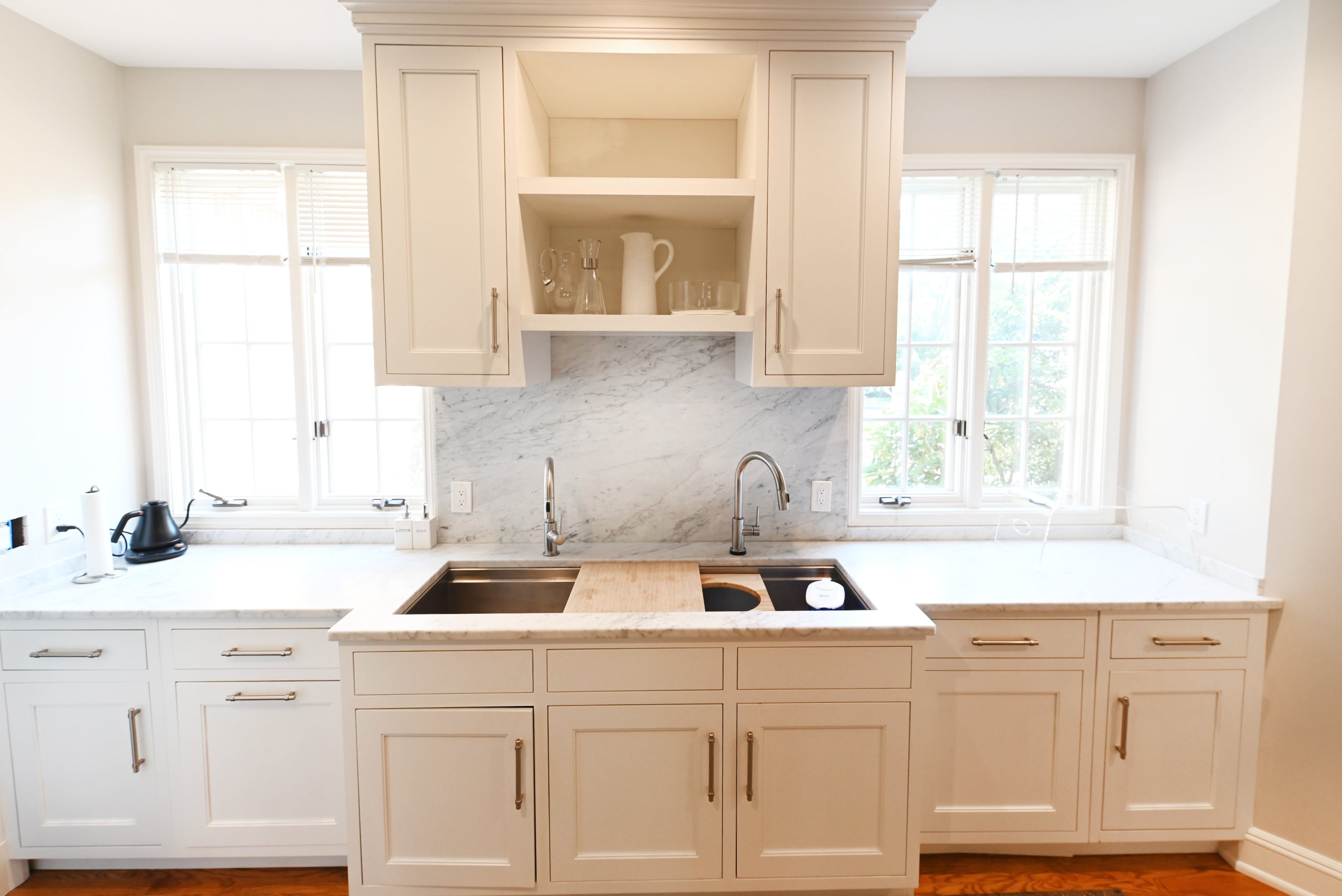 Signature Custom Luxurious December Frost Traditional Pre-Owned Kitchen