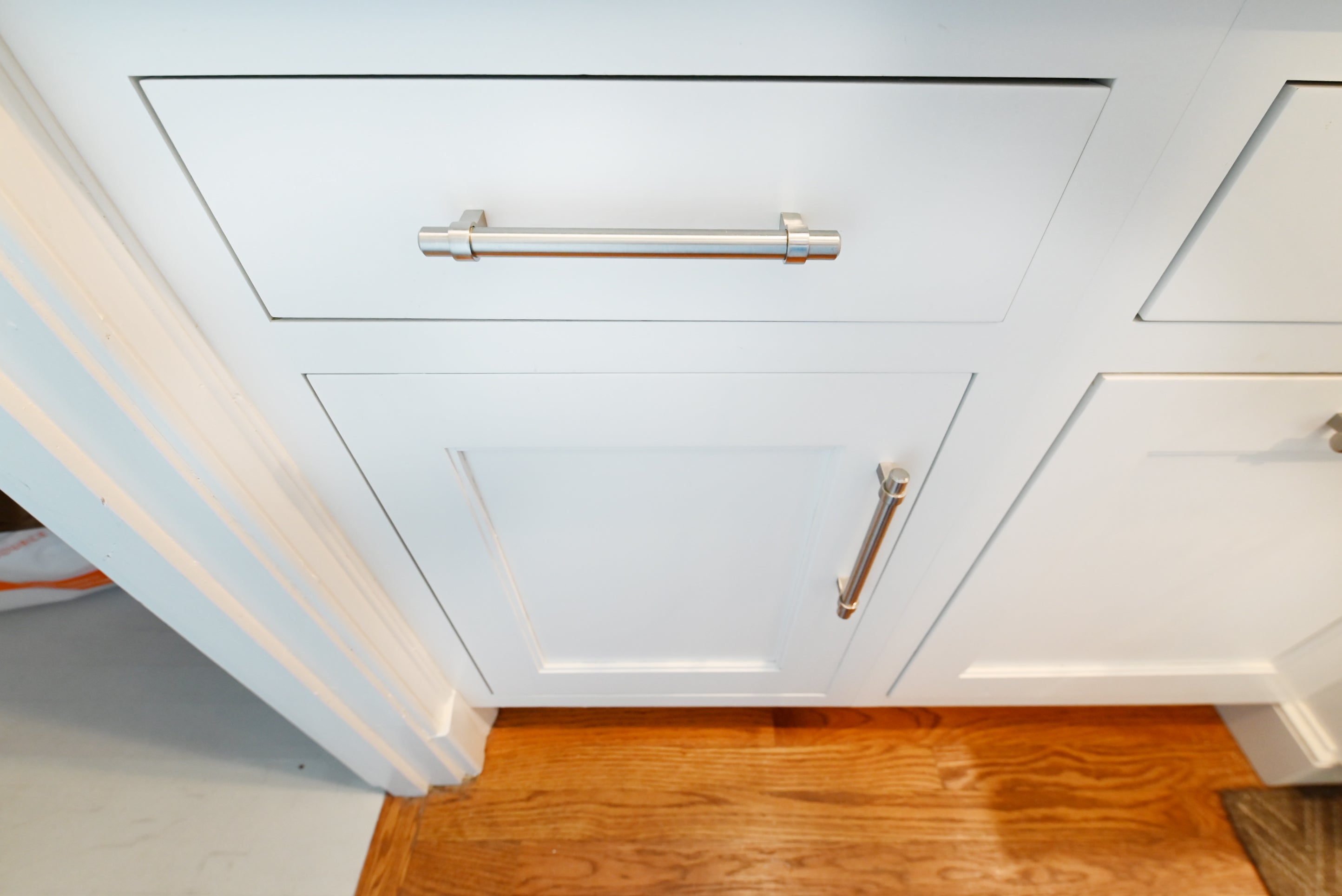 Signature Custom Luxurious December Frost Traditional Pre-Owned Kitchen