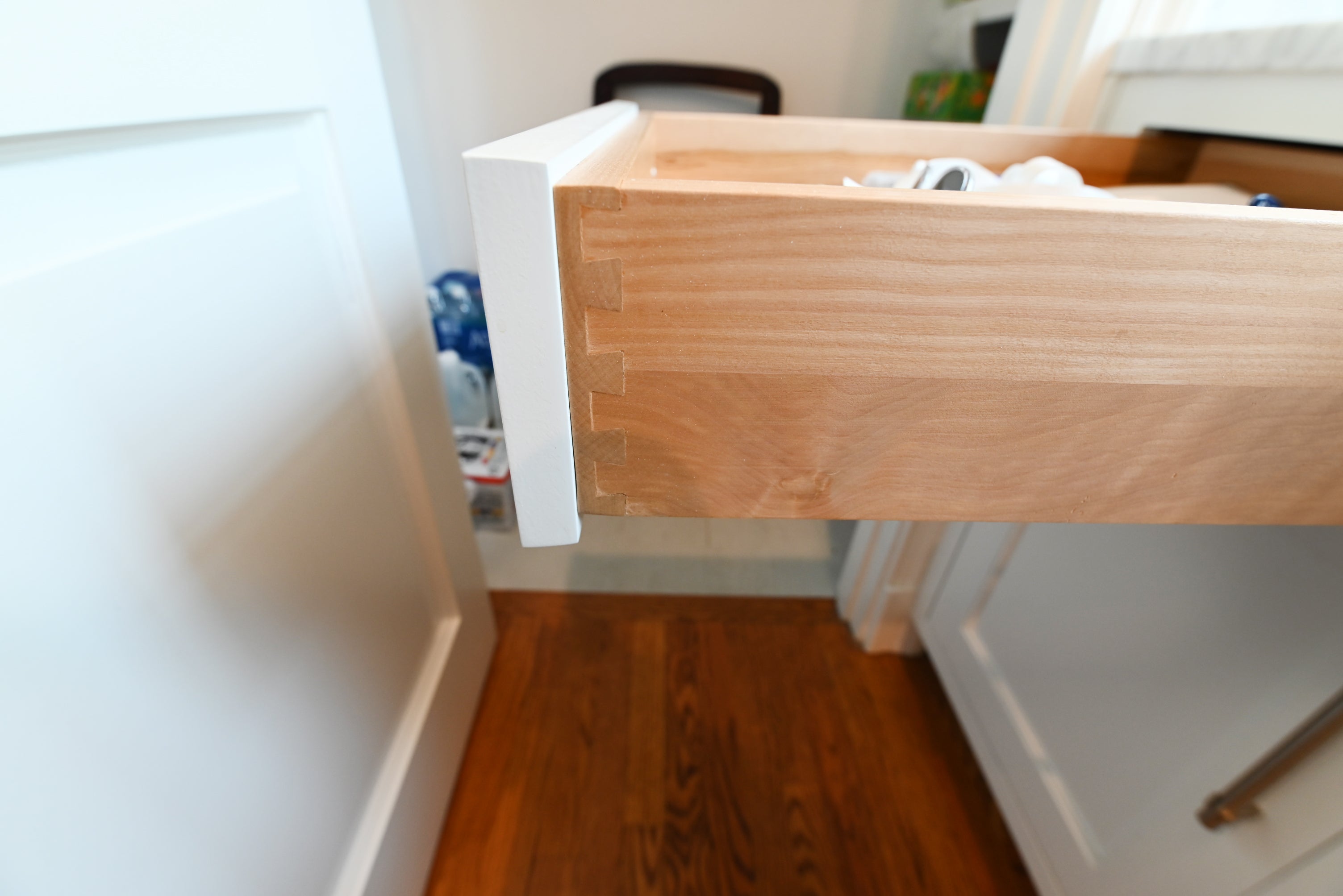 Signature Custom Luxurious December Frost Traditional Pre-Owned Kitchen