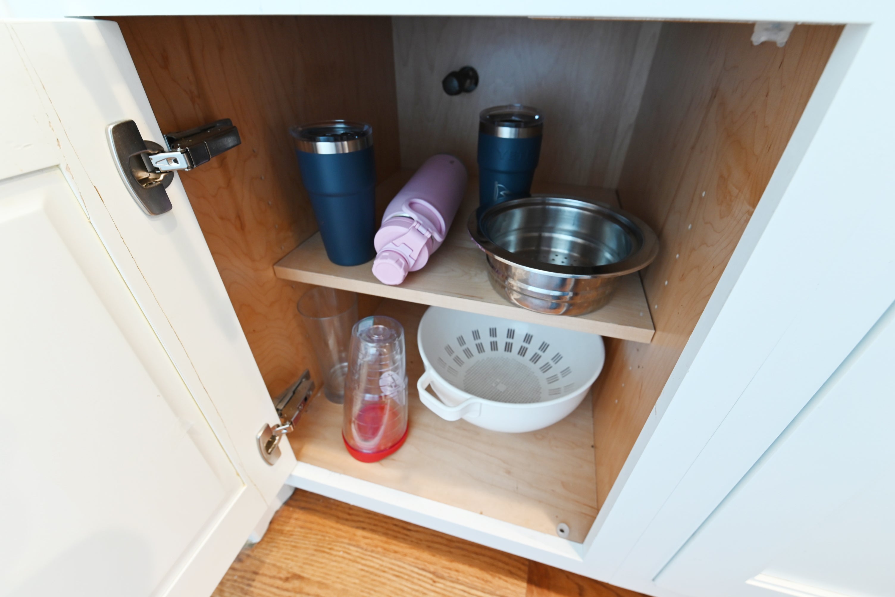 Signature Custom Luxurious December Frost Traditional Pre-Owned Kitchen