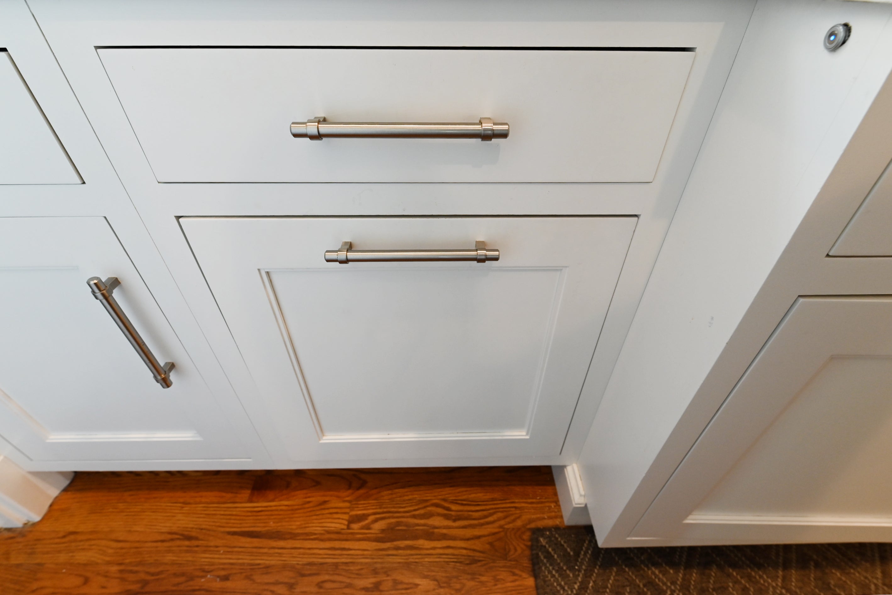 Signature Custom Luxurious December Frost Traditional Pre-Owned Kitchen