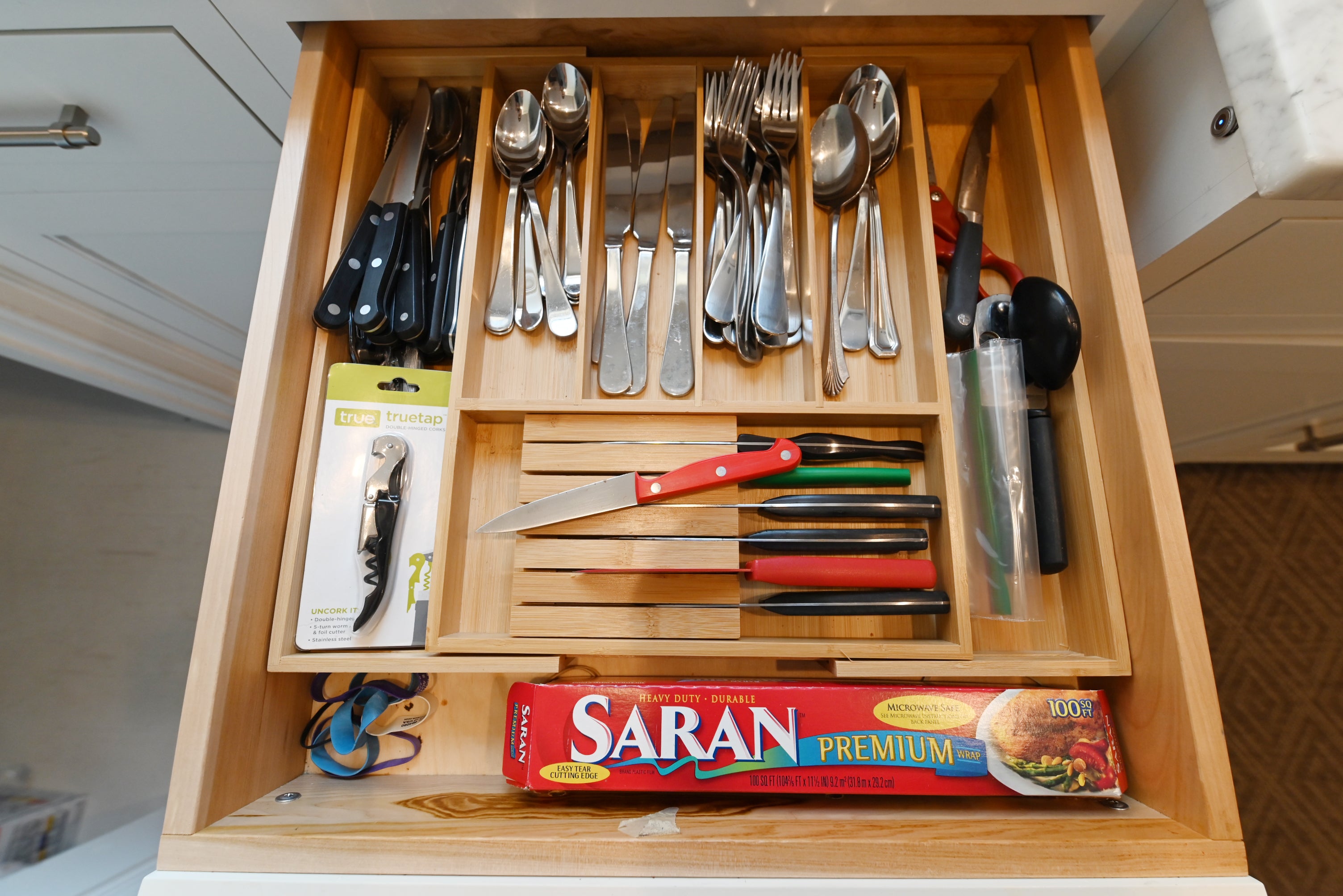 Signature Custom Luxurious December Frost Traditional Pre-Owned Kitchen