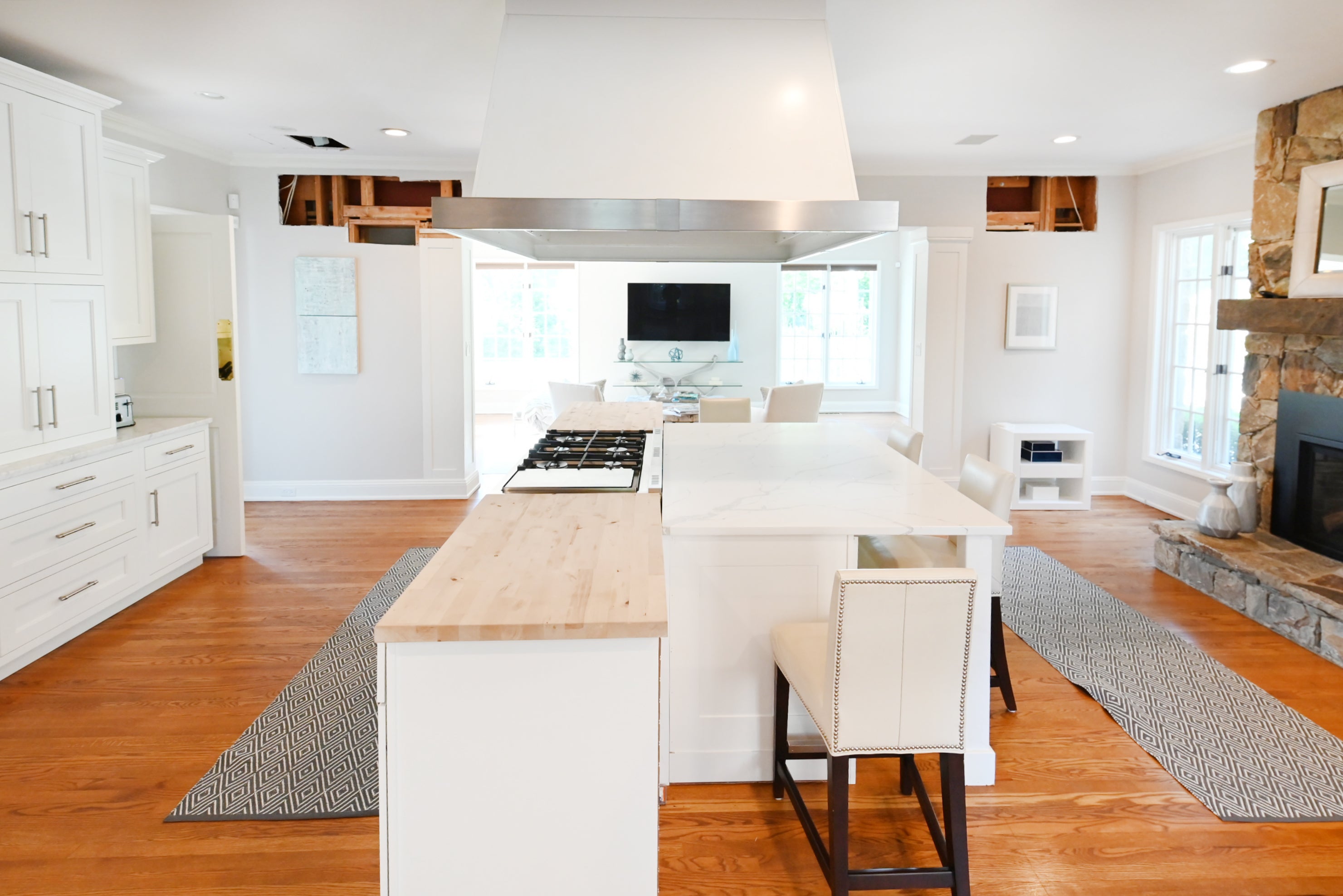 Signature Custom Luxurious December Frost Traditional Pre-Owned Kitchen