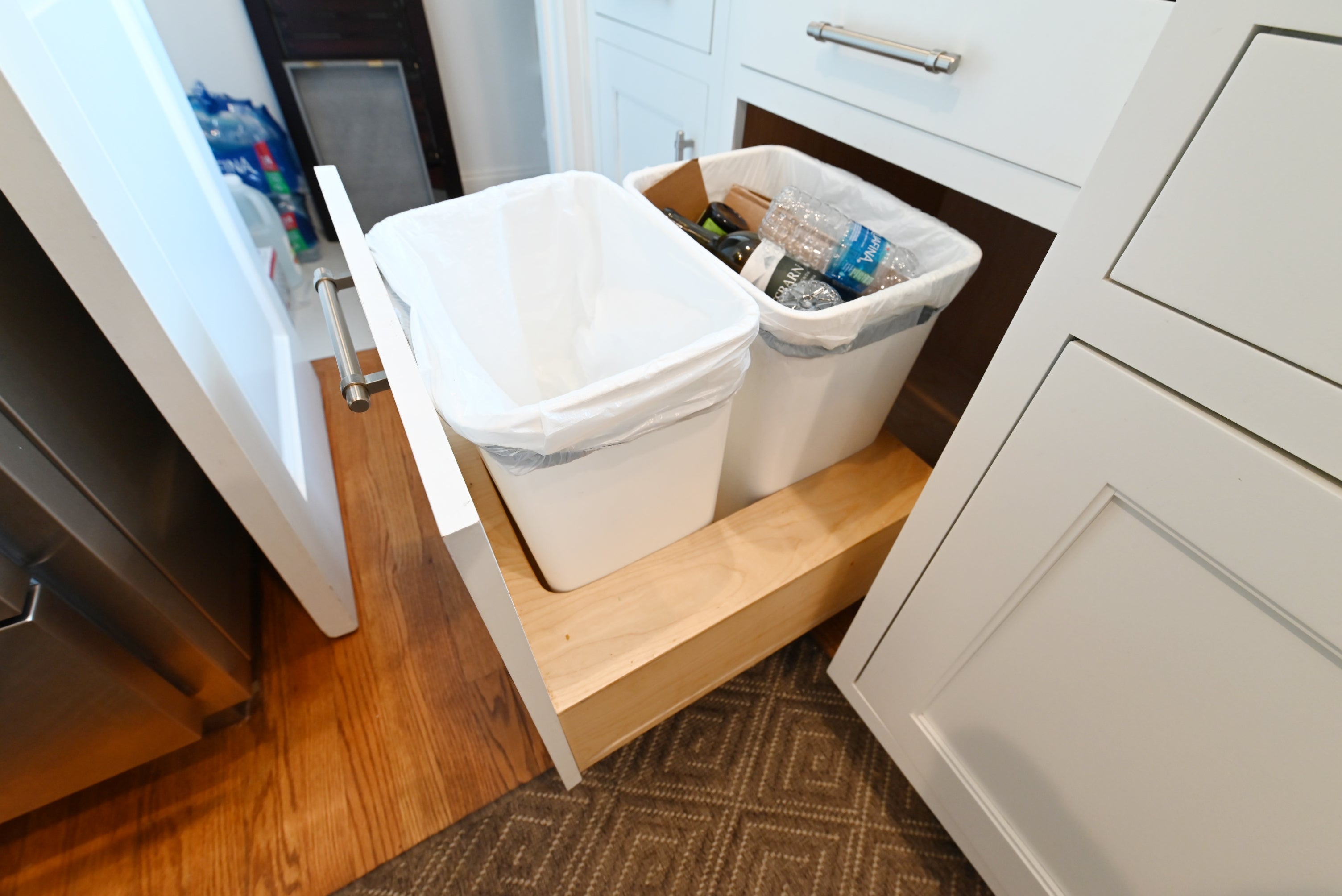 Signature Custom Luxurious December Frost Traditional Pre-Owned Kitchen