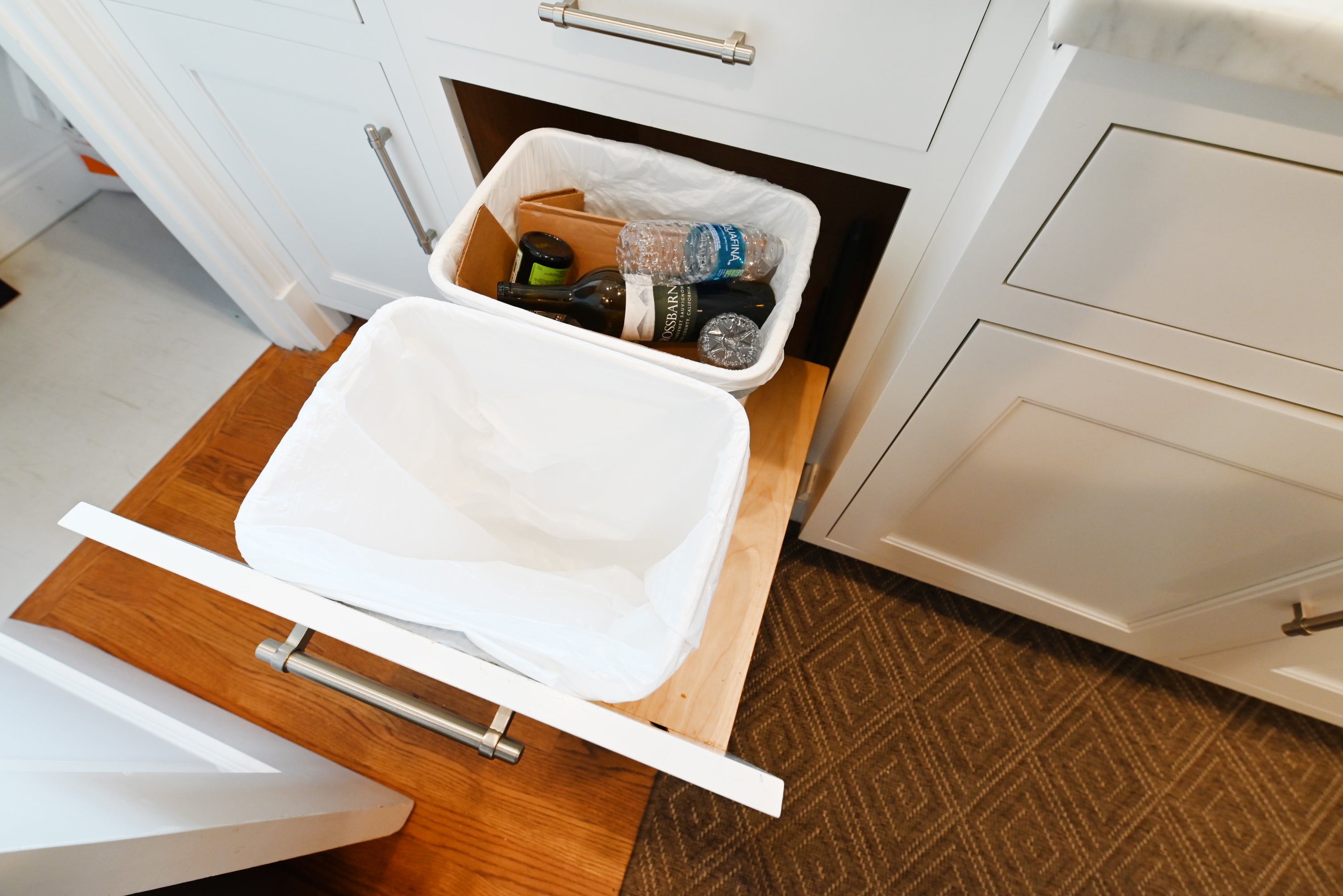 Signature Custom Luxurious December Frost Traditional Pre-Owned Kitchen