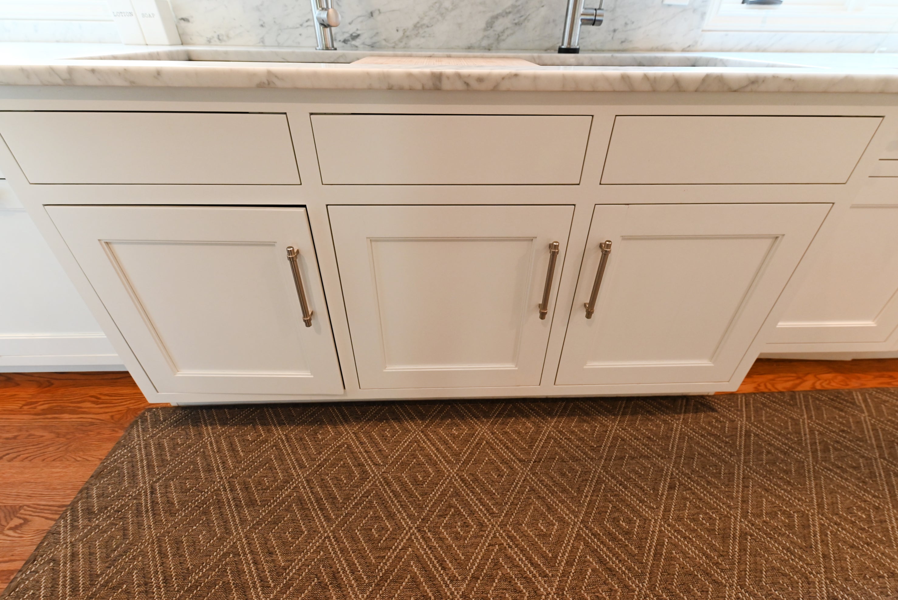 Signature Custom Luxurious December Frost Traditional Pre-Owned Kitchen