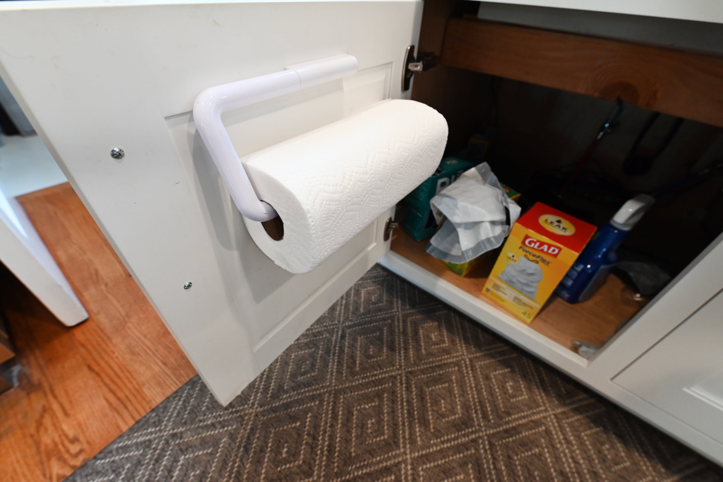 Signature Custom Luxurious December Frost Traditional Pre-Owned Kitchen