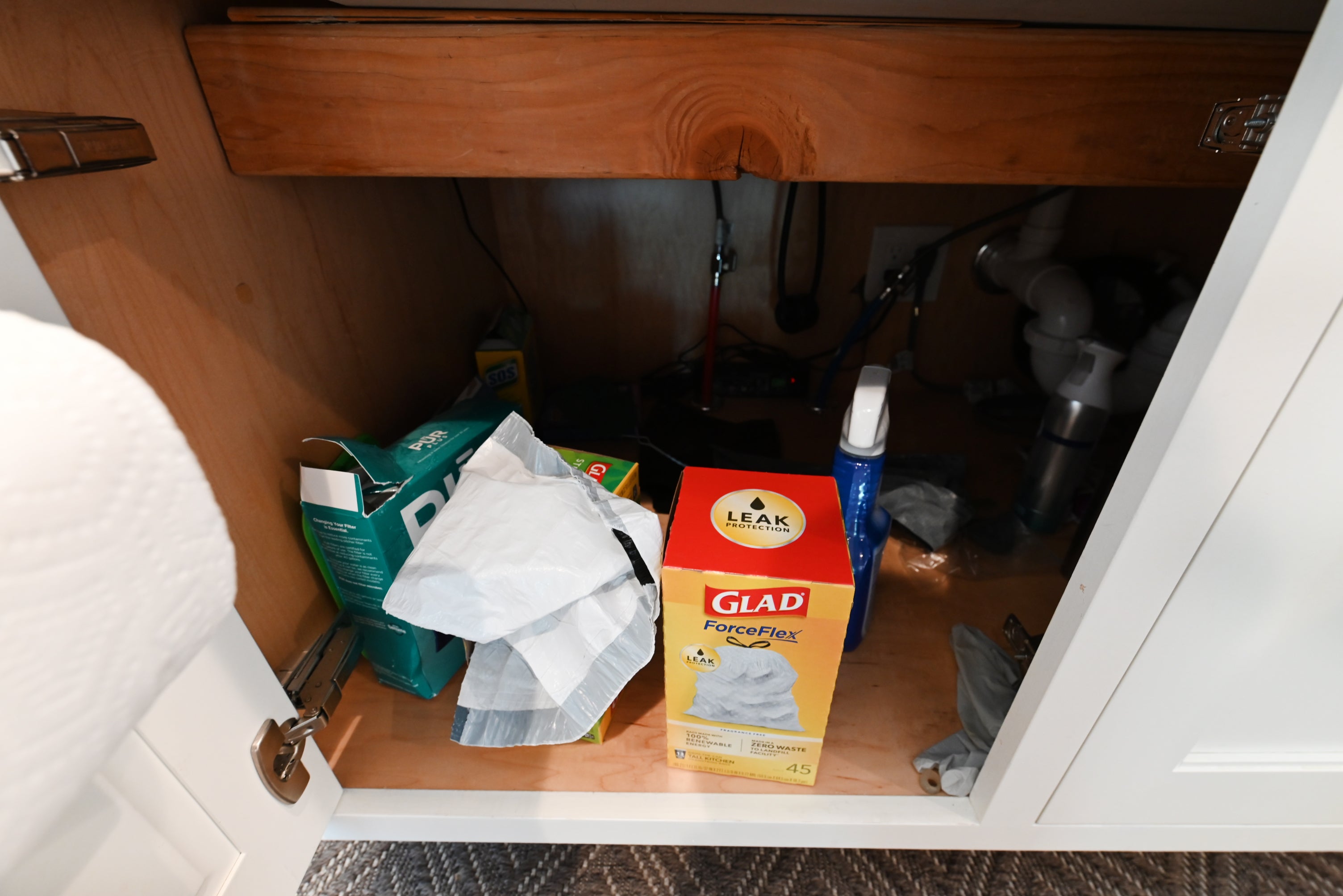 Signature Custom Luxurious December Frost Traditional Pre-Owned Kitchen