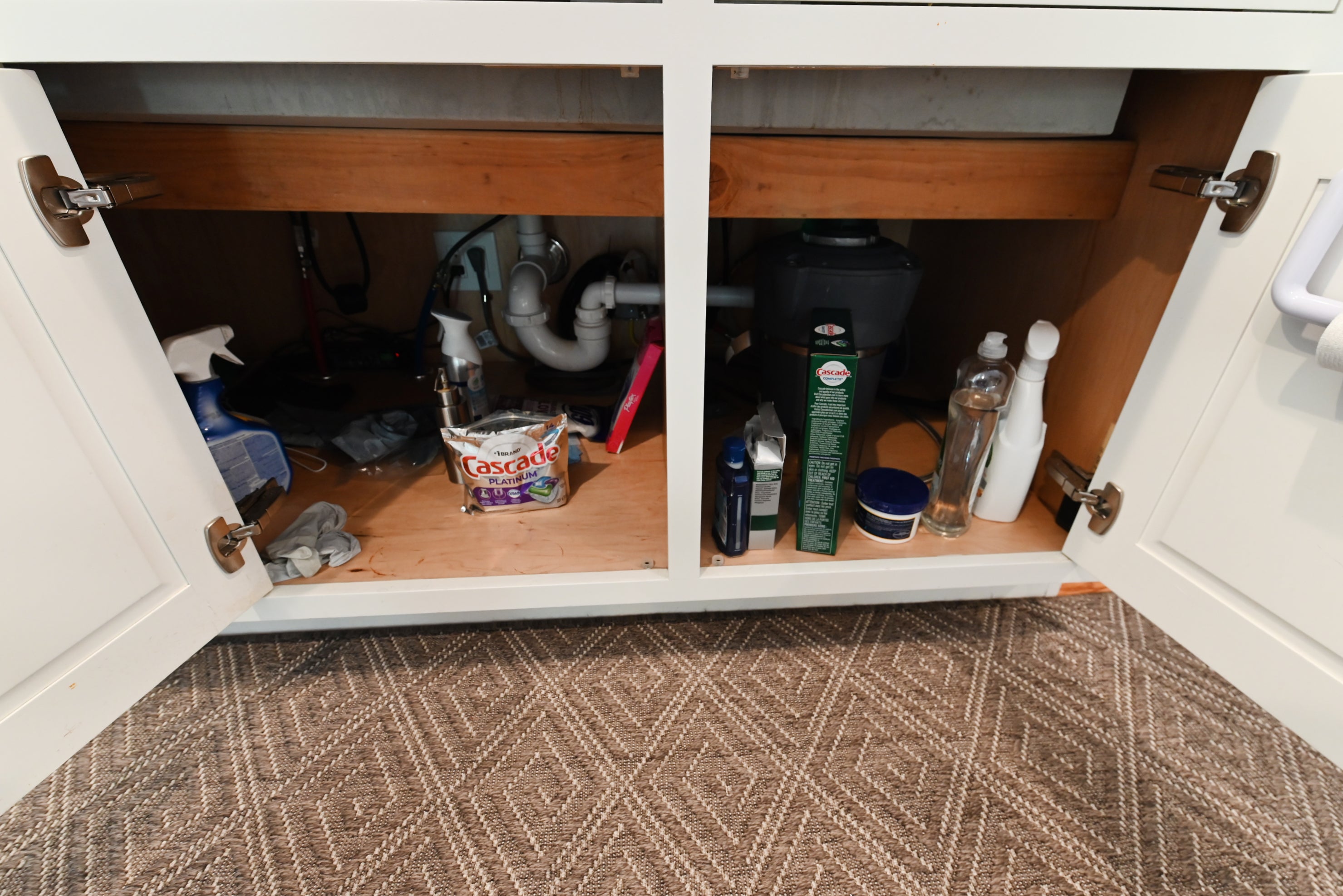 Signature Custom Luxurious December Frost Traditional Pre-Owned Kitchen