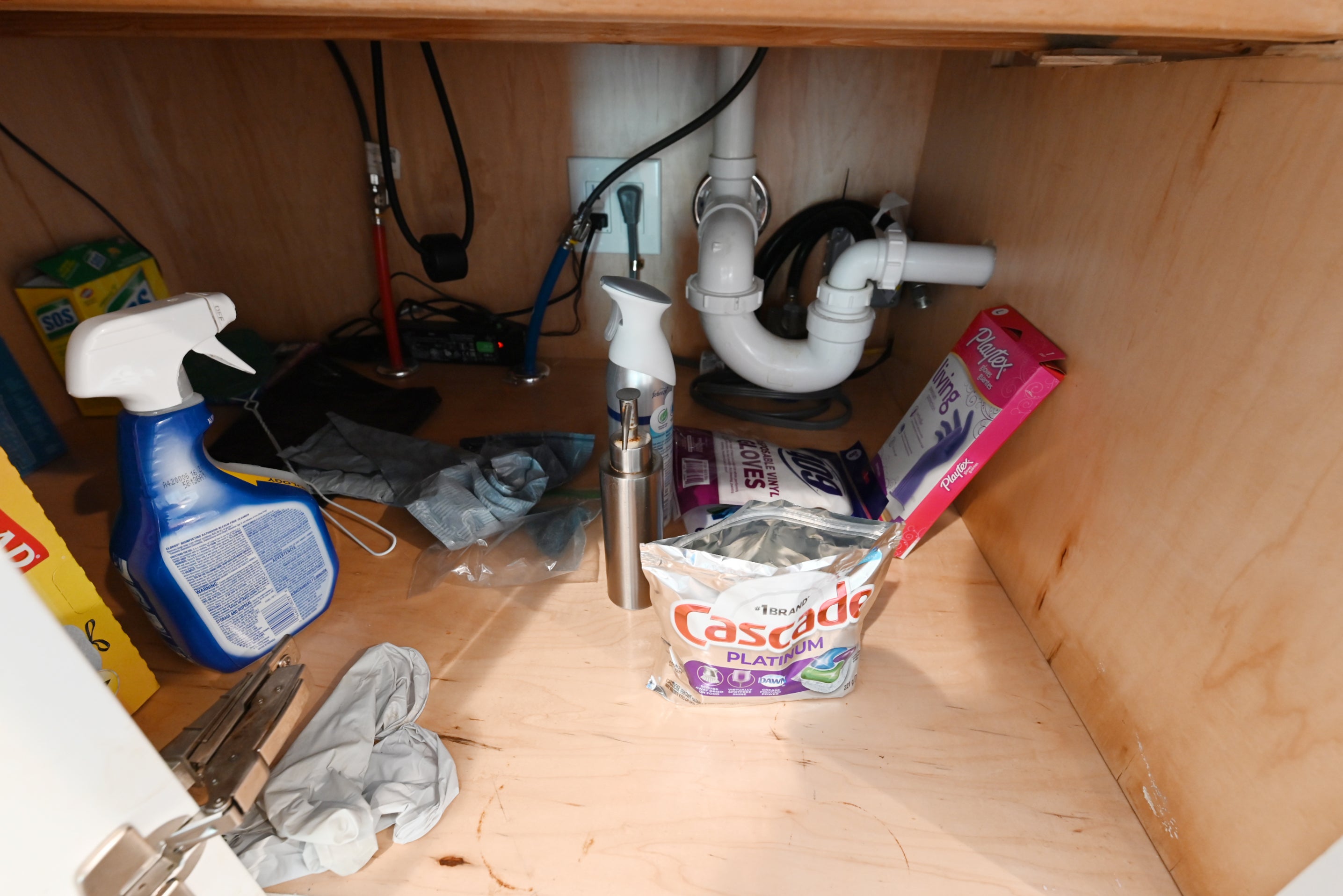 Signature Custom Luxurious December Frost Traditional Pre-Owned Kitchen