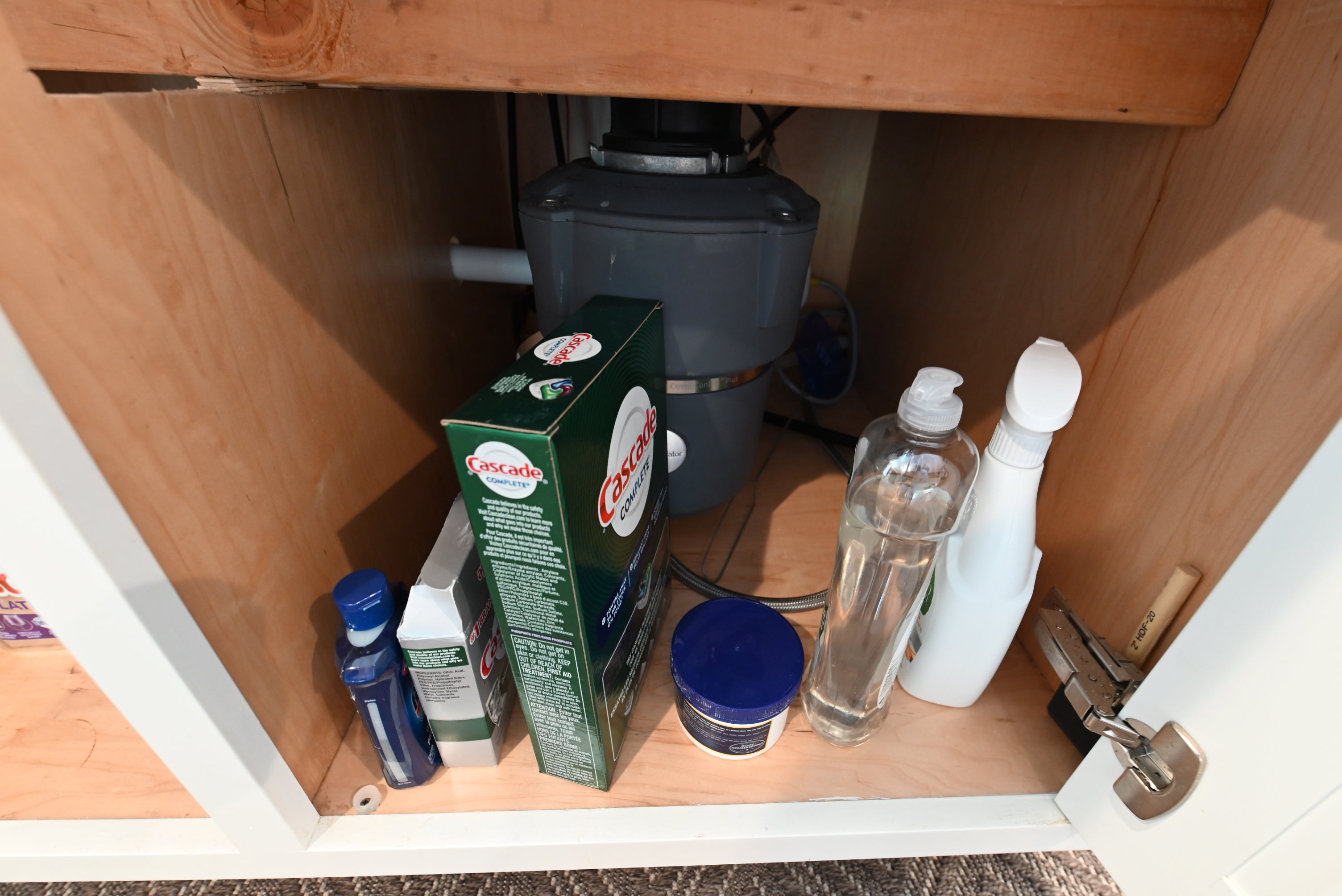 Signature Custom Luxurious December Frost Traditional Pre-Owned Kitchen