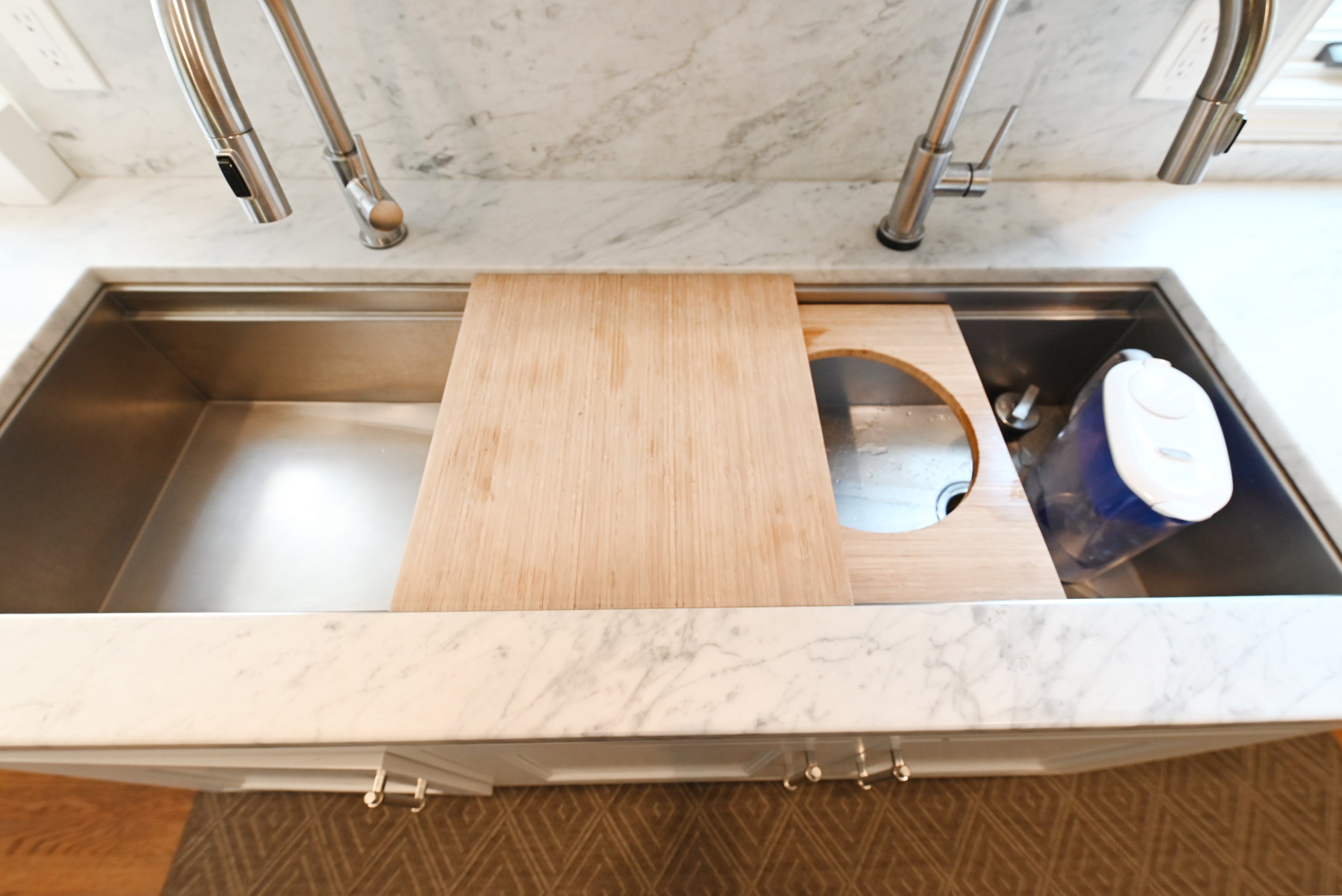 Signature Custom Luxurious December Frost Traditional Pre-Owned Kitchen