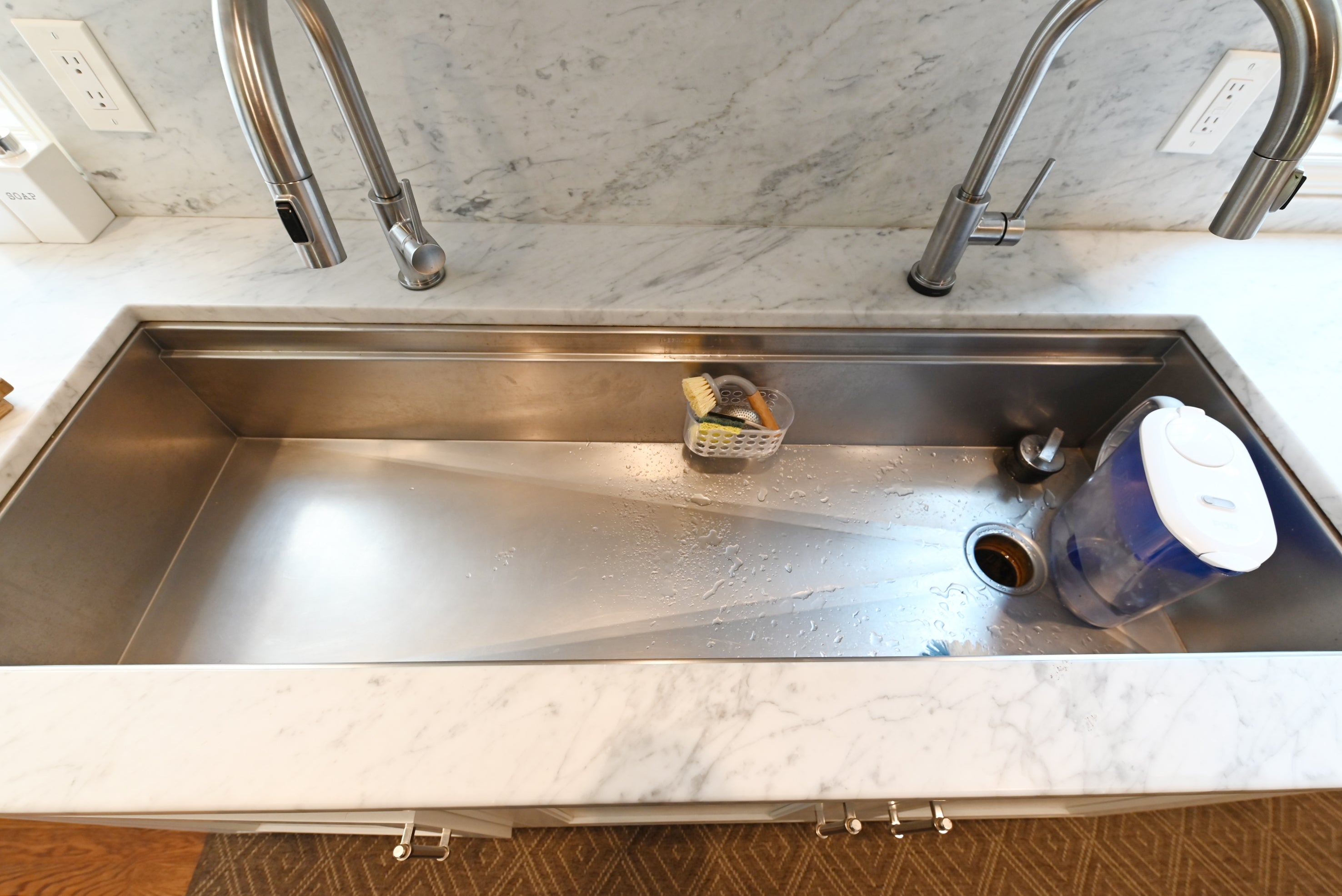 Signature Custom Luxurious December Frost Traditional Pre-Owned Kitchen