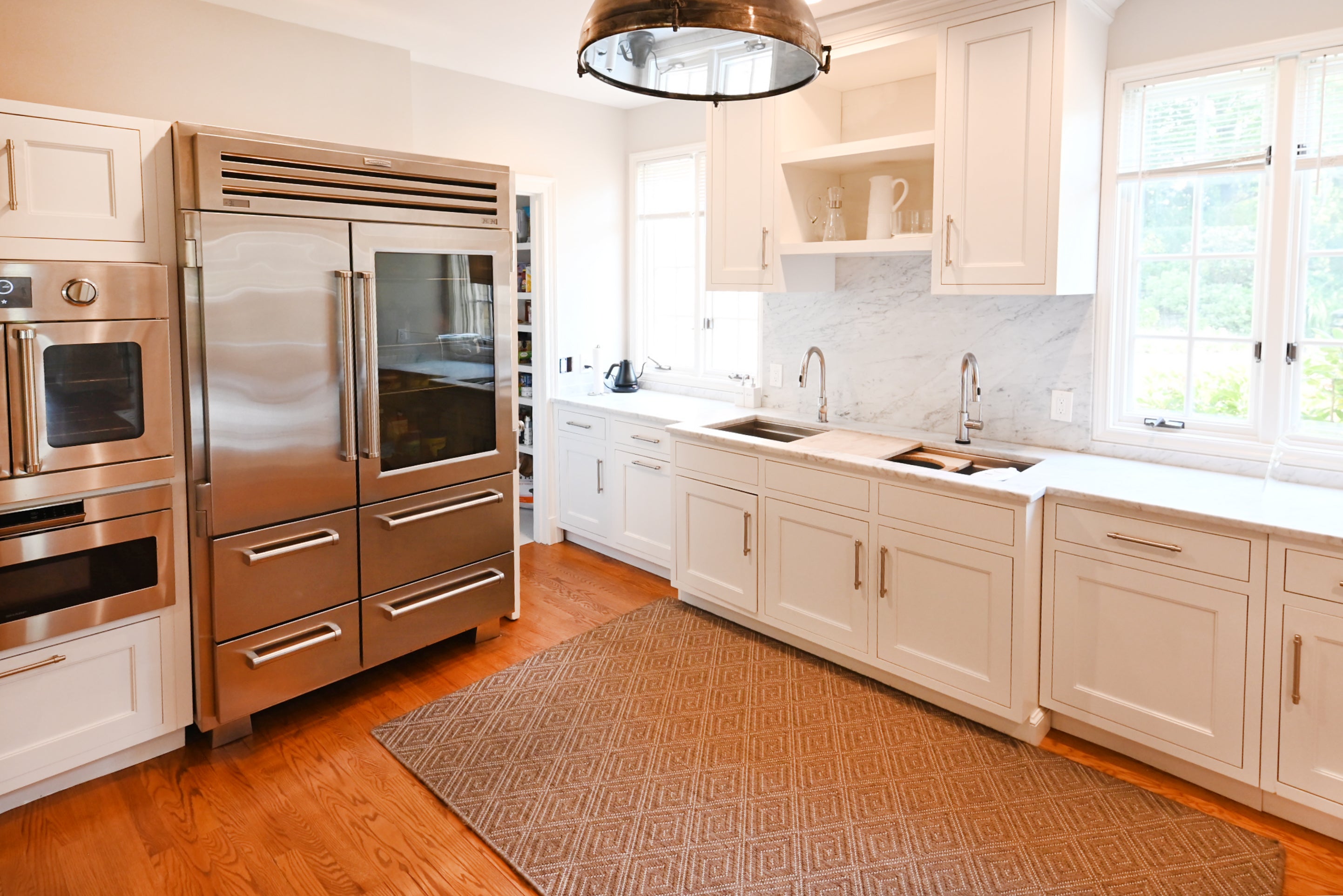 Signature Custom Luxurious December Frost Traditional Pre-Owned Kitchen