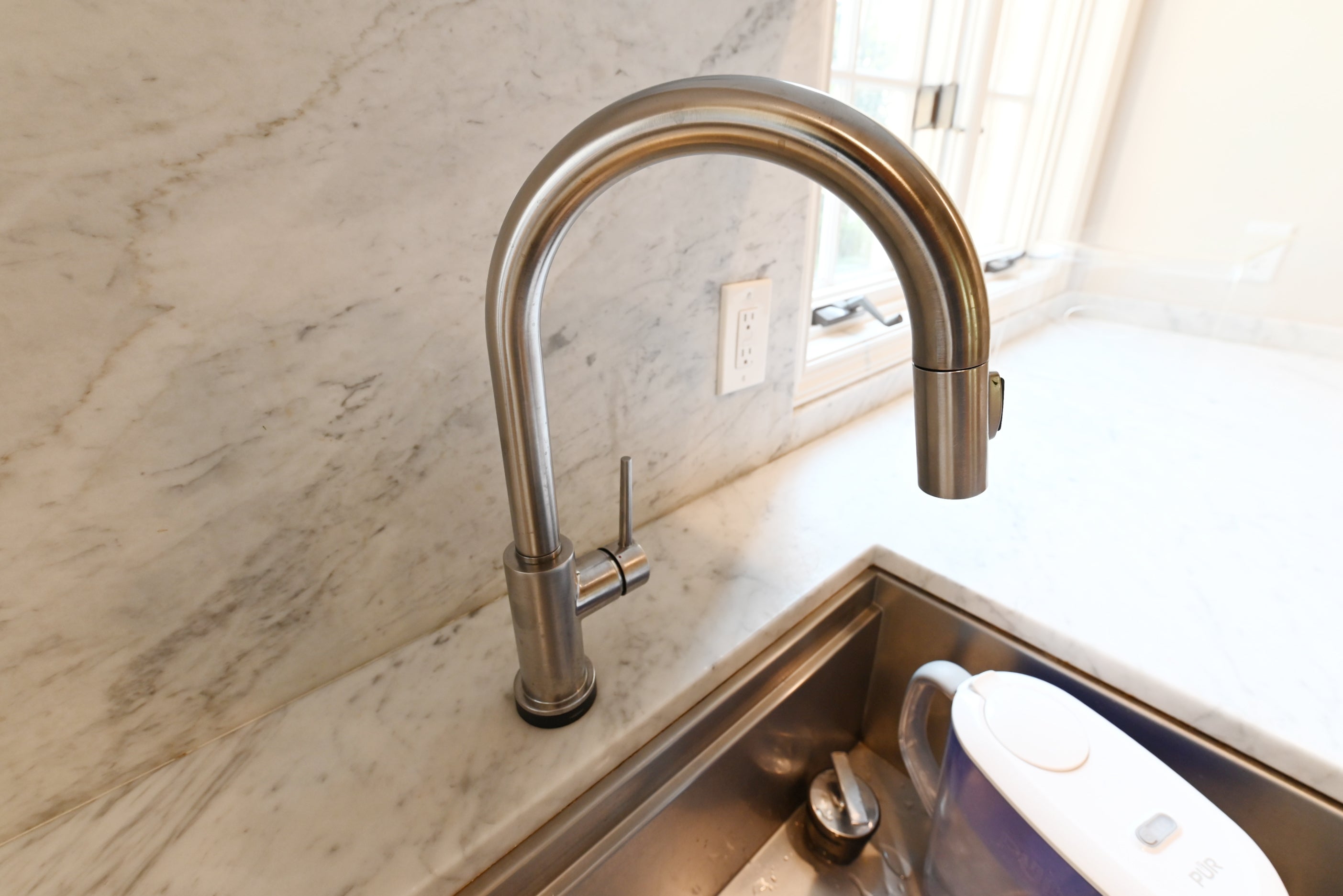 Signature Custom Luxurious December Frost Traditional Pre-Owned Kitchen