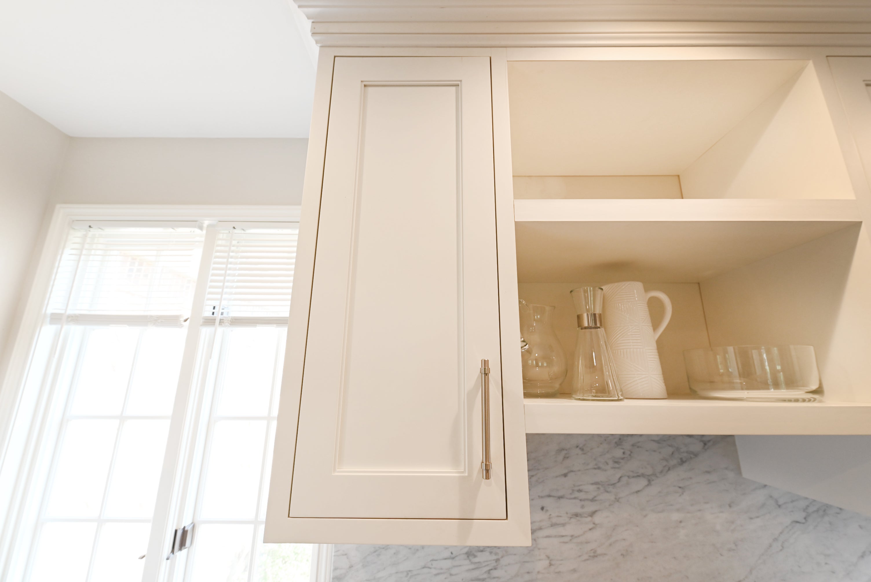 Signature Custom Luxurious December Frost Traditional Pre-Owned Kitchen