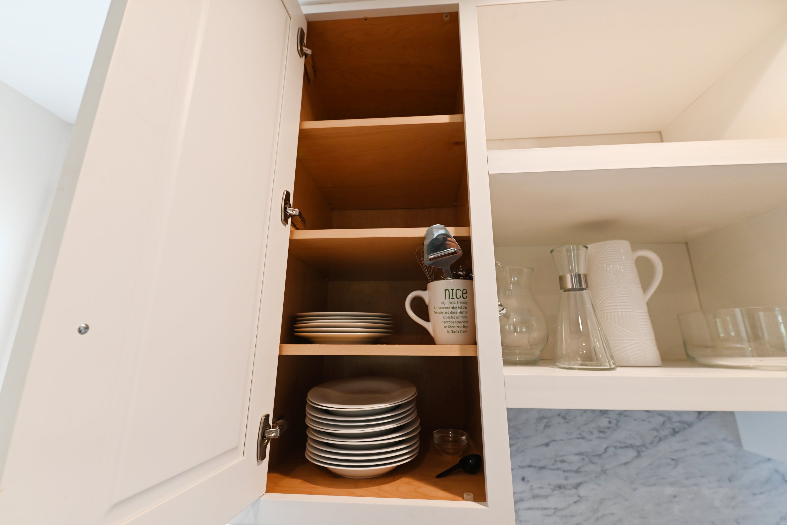 Signature Custom Luxurious December Frost Traditional Pre-Owned Kitchen