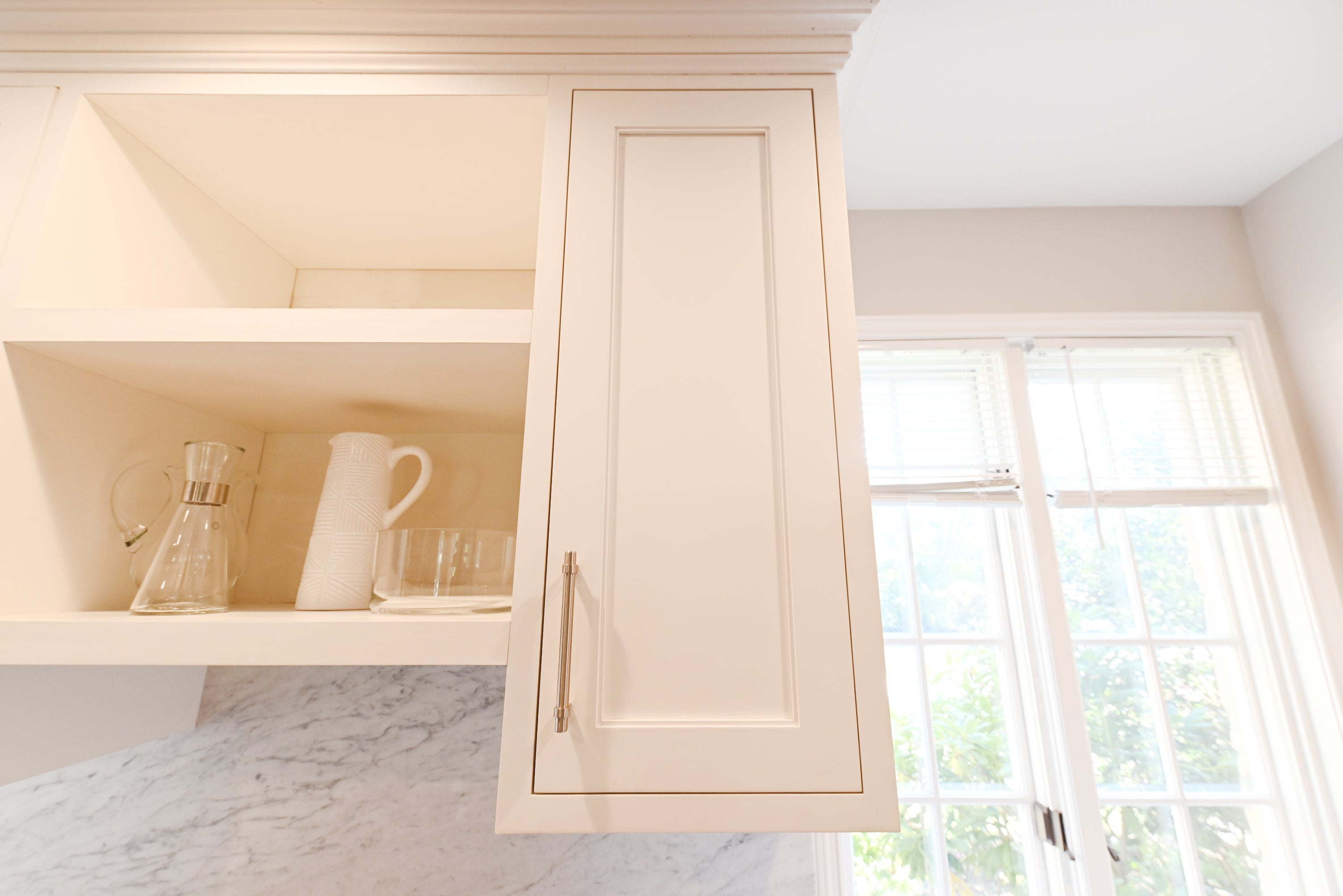 Signature Custom Luxurious December Frost Traditional Pre-Owned Kitchen