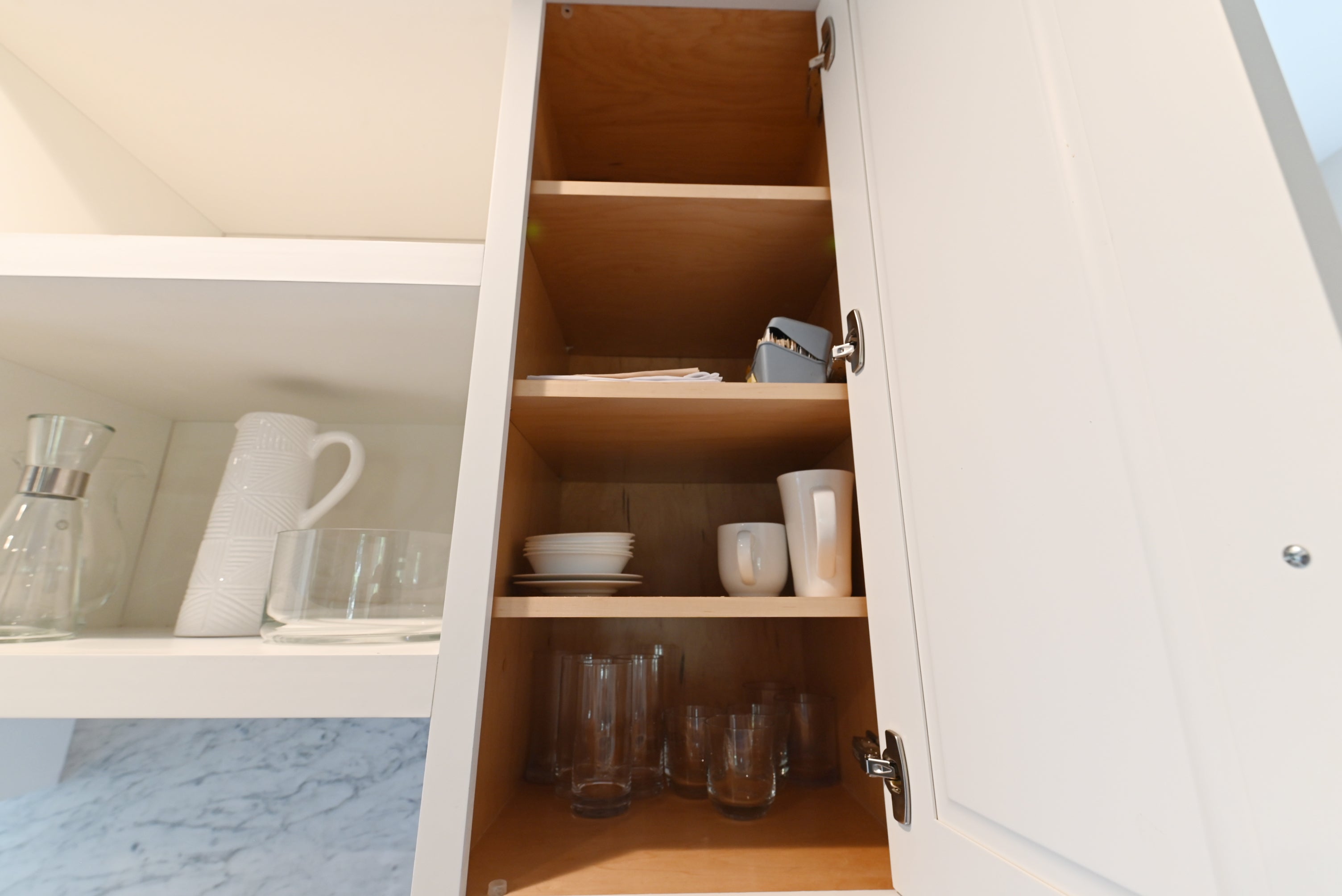 Signature Custom Luxurious December Frost Traditional Pre-Owned Kitchen