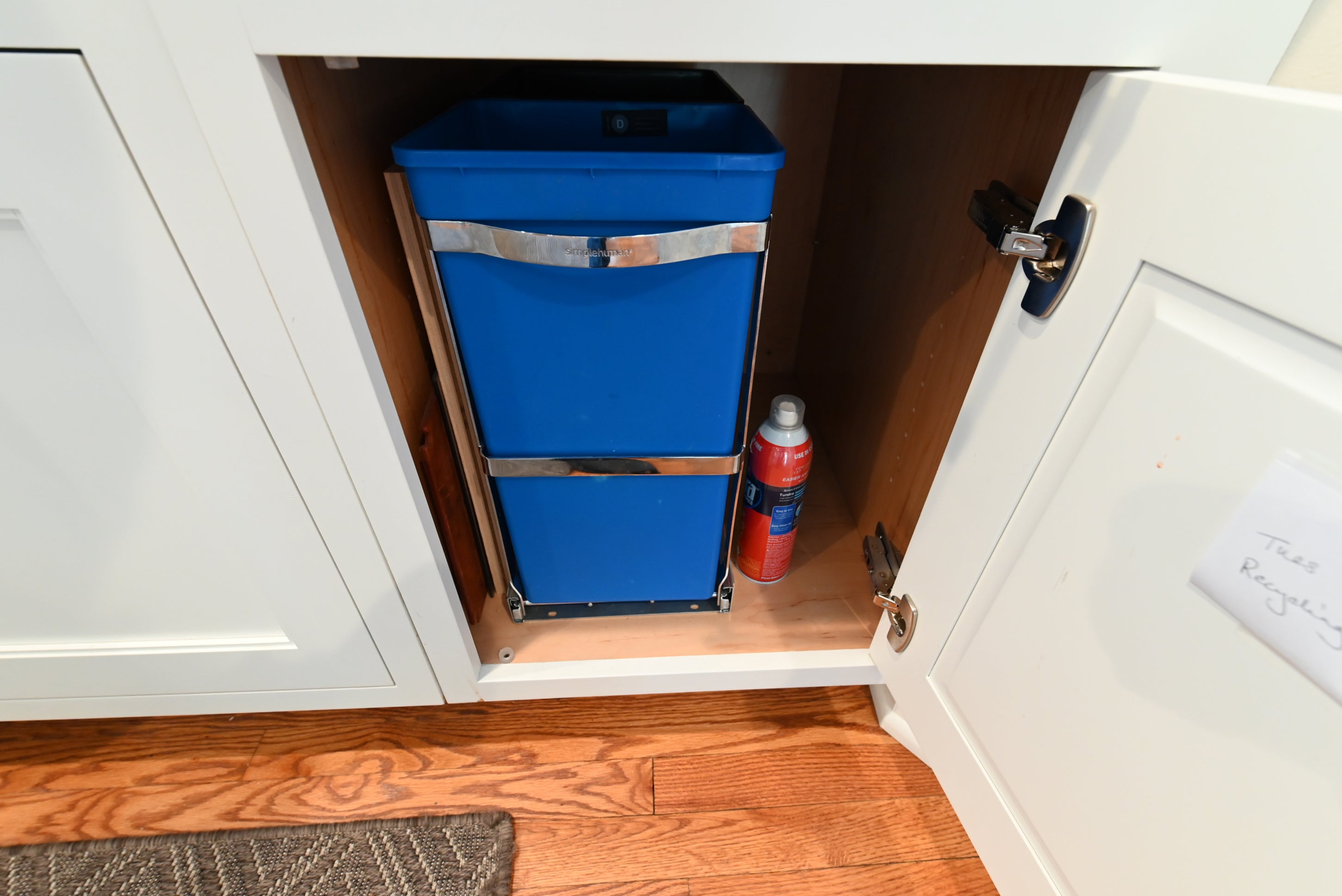 Signature Custom Luxurious December Frost Traditional Pre-Owned Kitchen