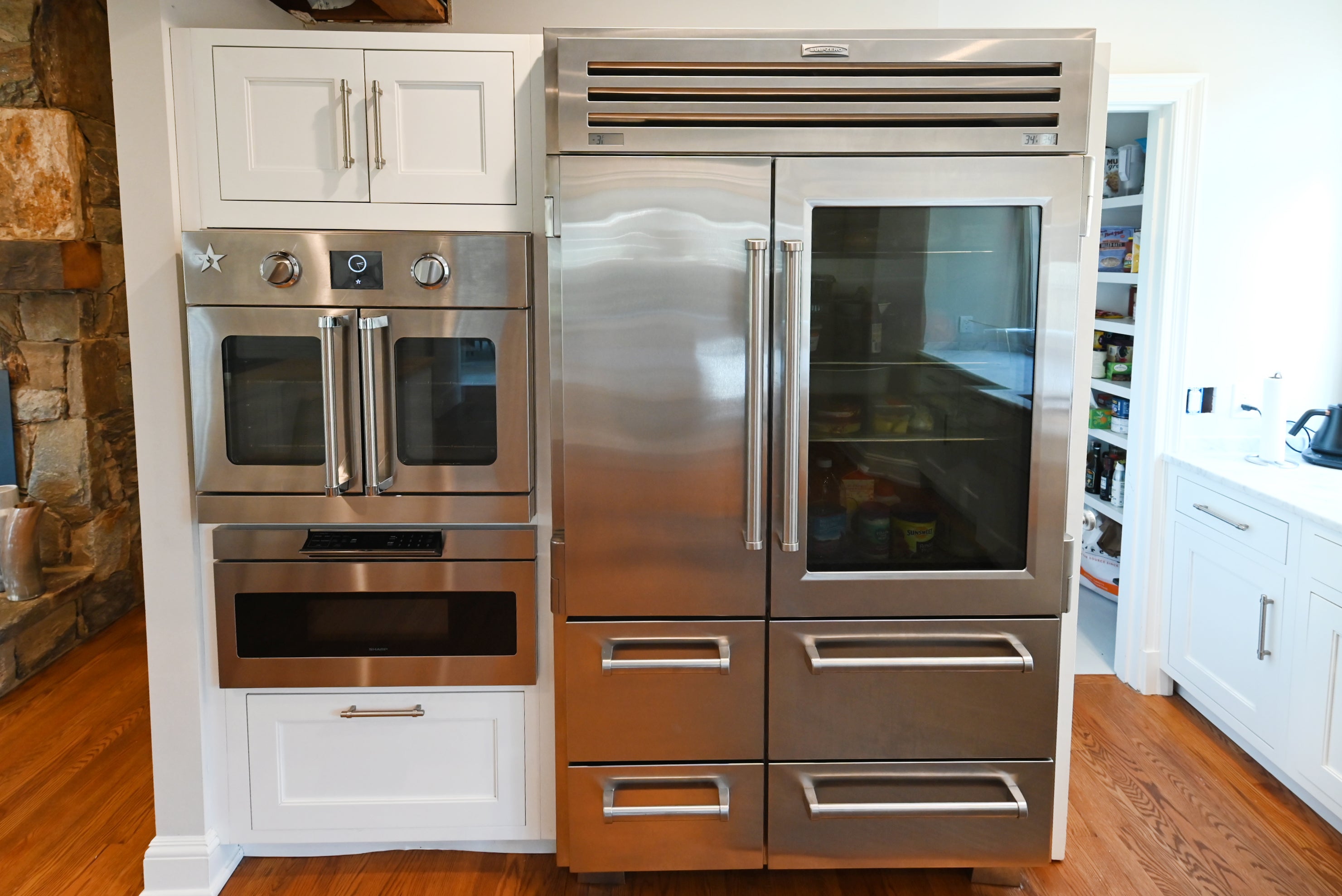 Signature Custom Luxurious December Frost Traditional Pre-Owned Kitchen