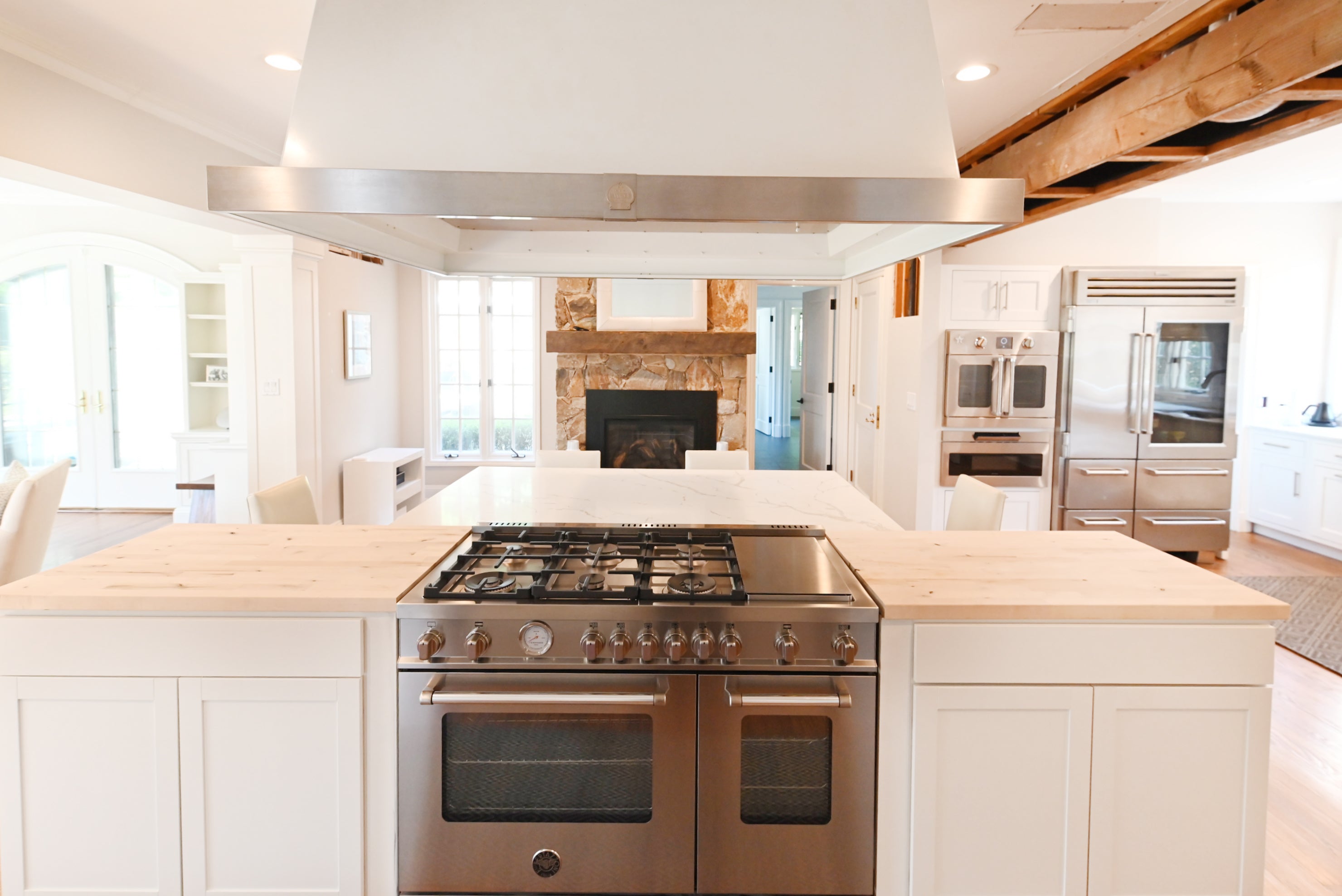 Signature Custom Luxurious December Frost Traditional Pre-Owned Kitchen