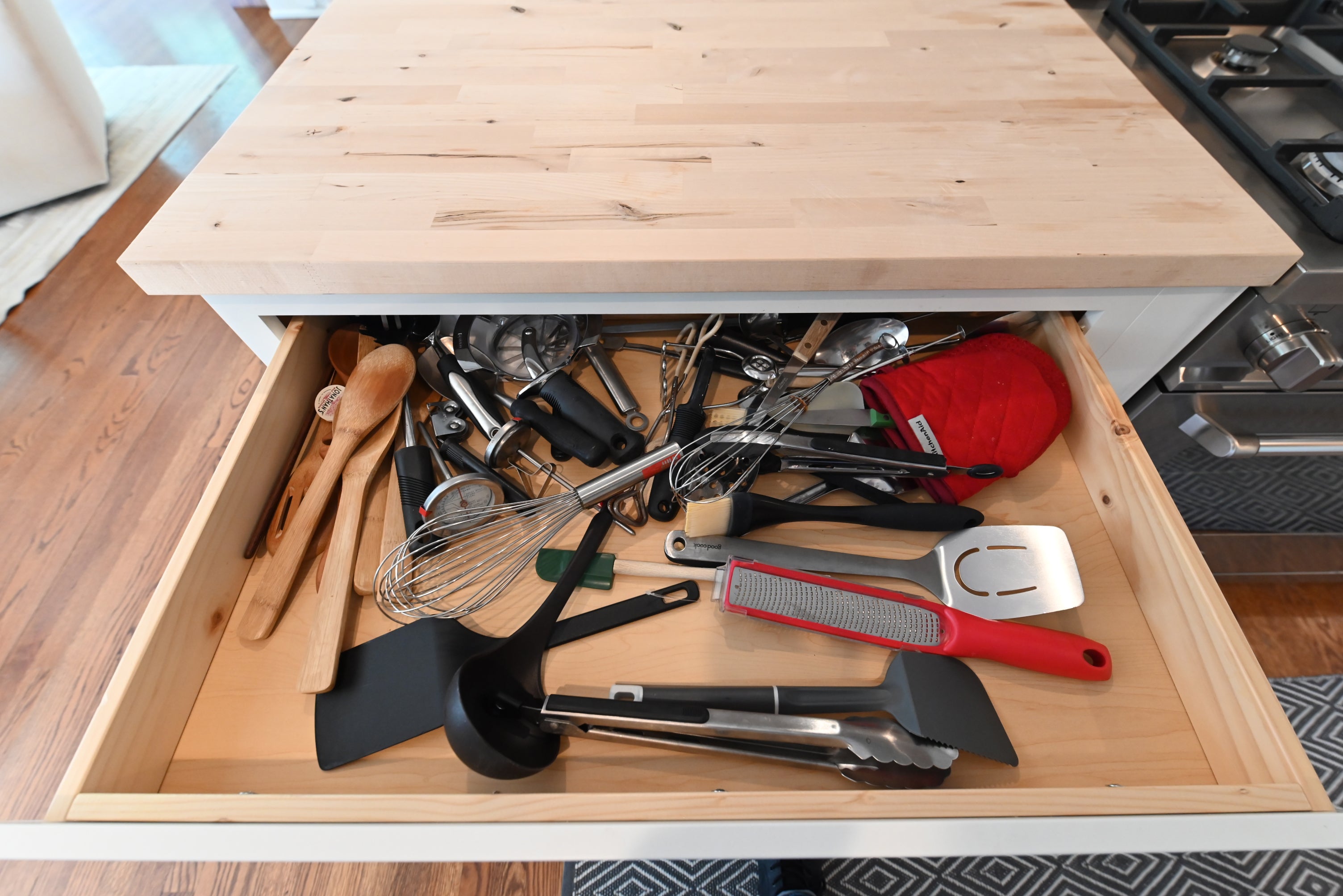 Signature Custom Luxurious December Frost Traditional Pre-Owned Kitchen