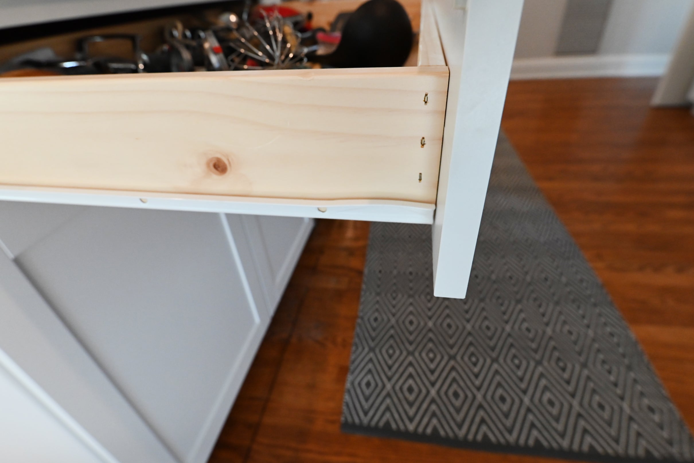 Signature Custom Luxurious December Frost Traditional Pre-Owned Kitchen