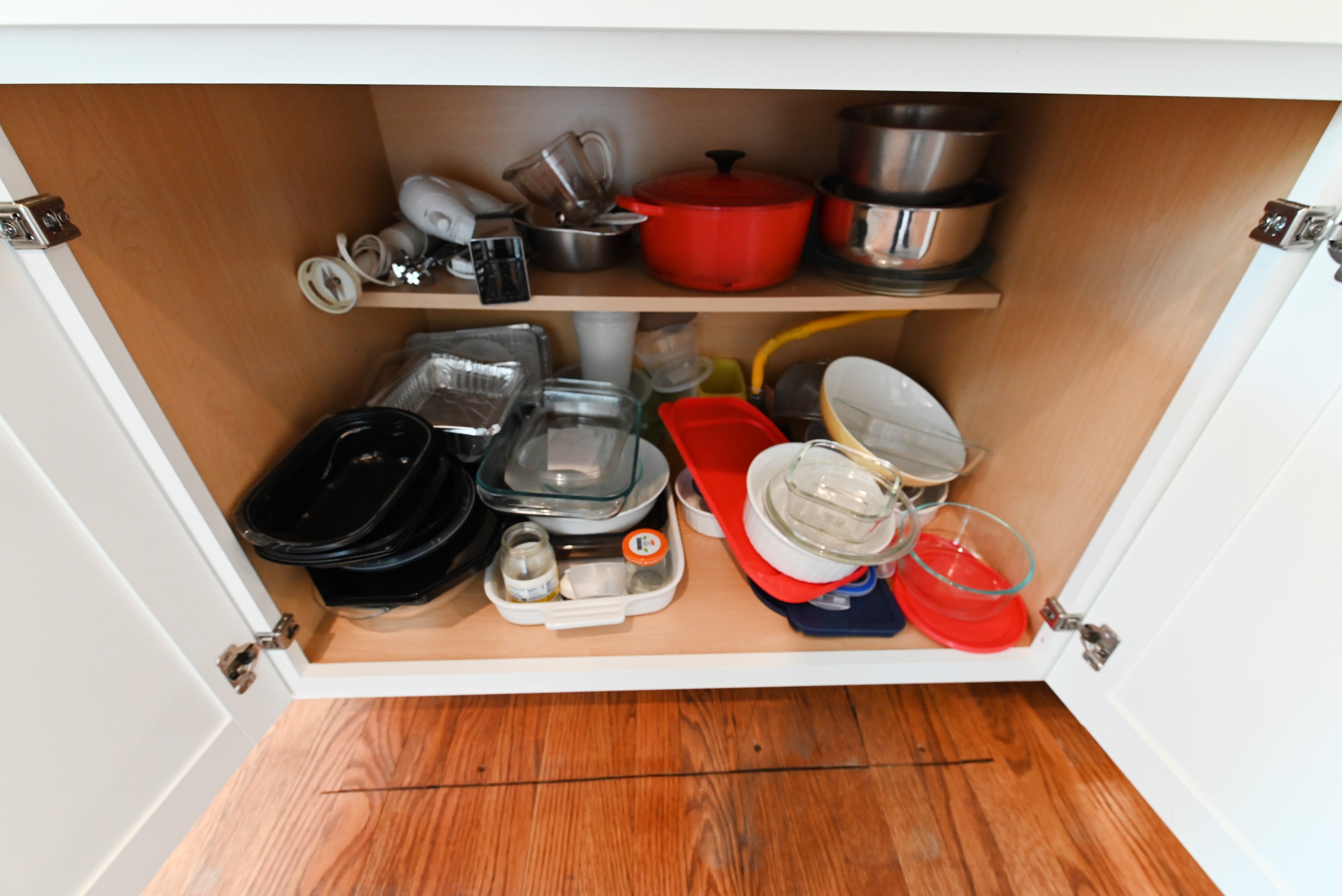 Signature Custom Luxurious December Frost Traditional Pre-Owned Kitchen