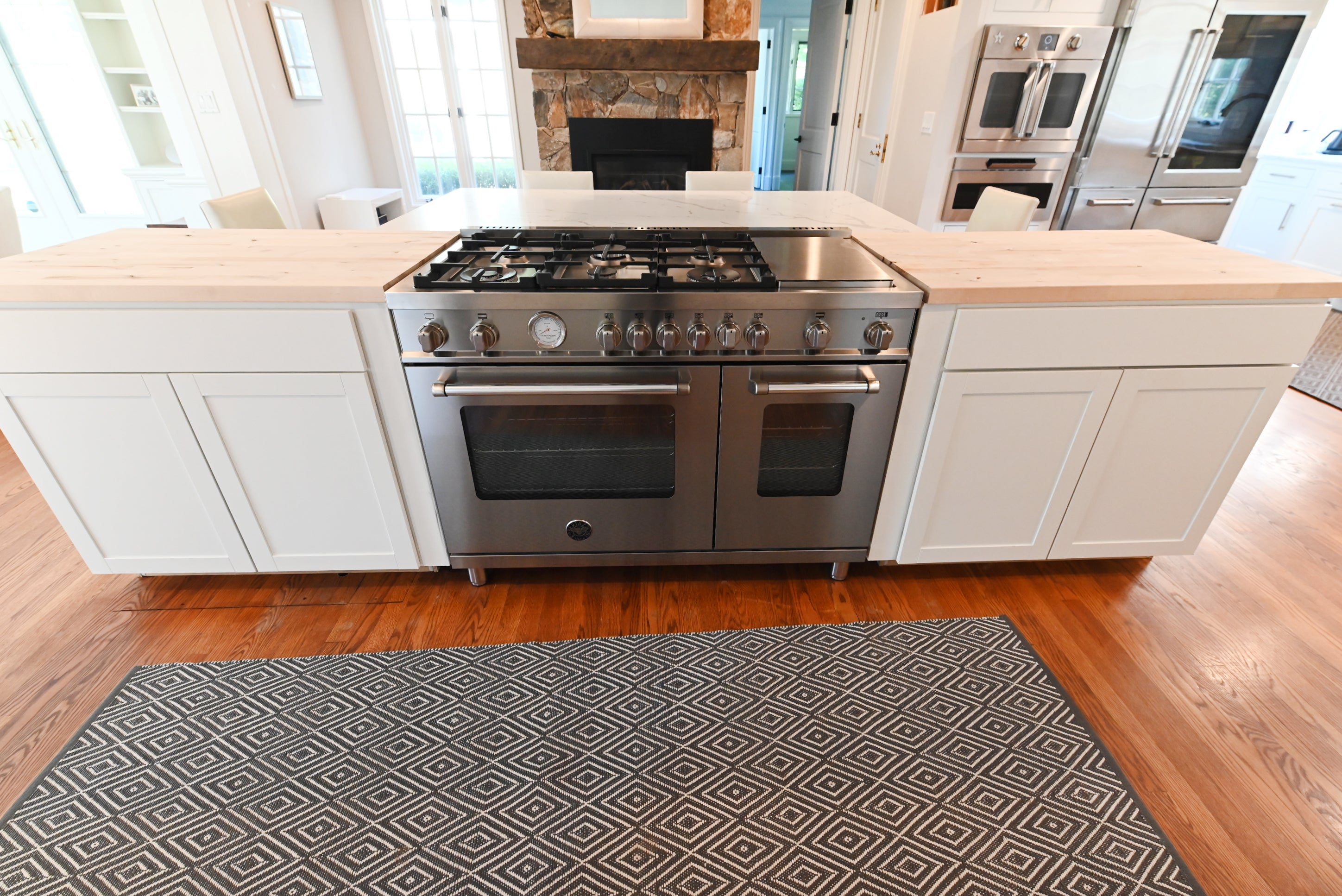 Signature Custom Luxurious December Frost Traditional Pre-Owned Kitchen