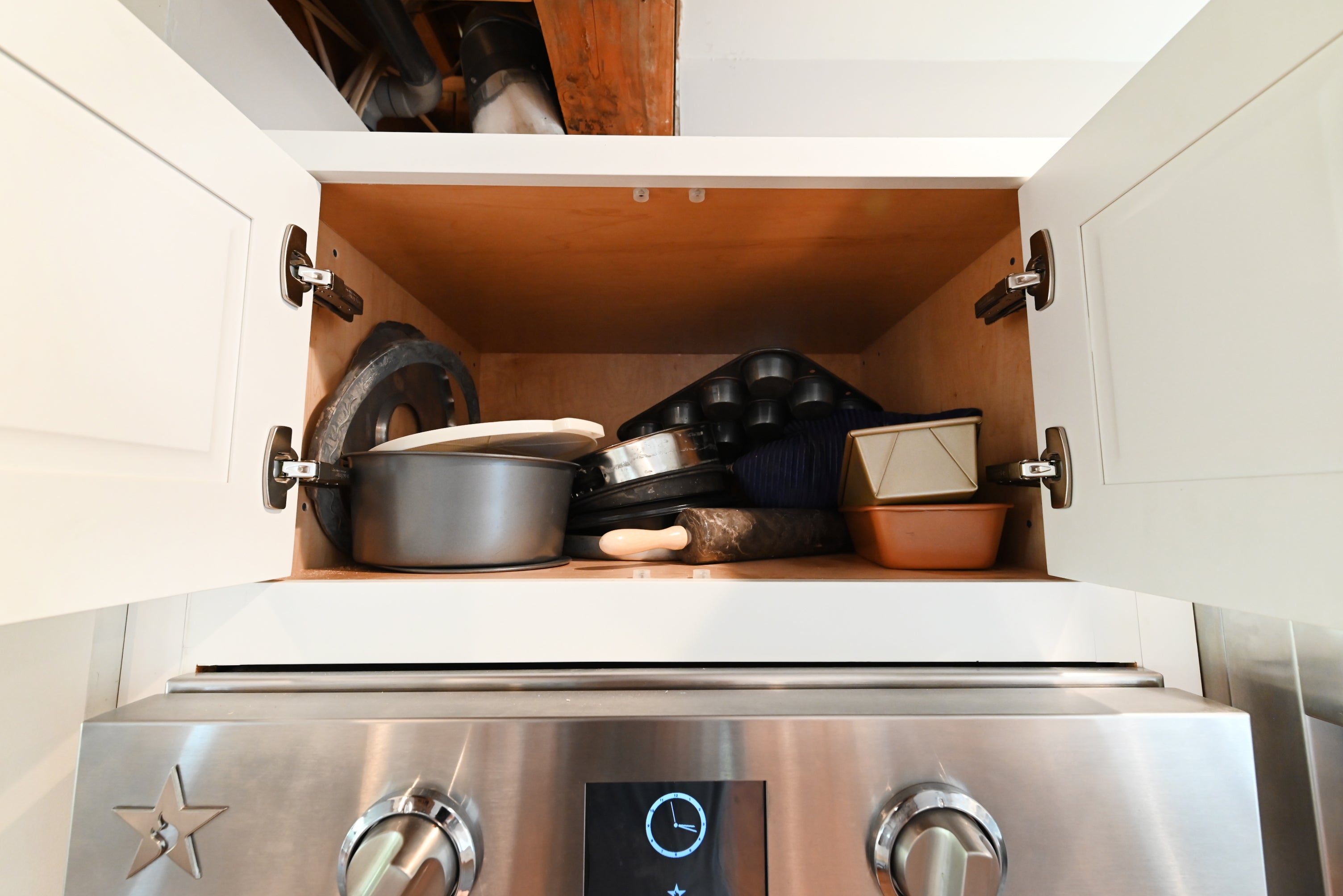 Signature Custom Luxurious December Frost Traditional Pre-Owned Kitchen