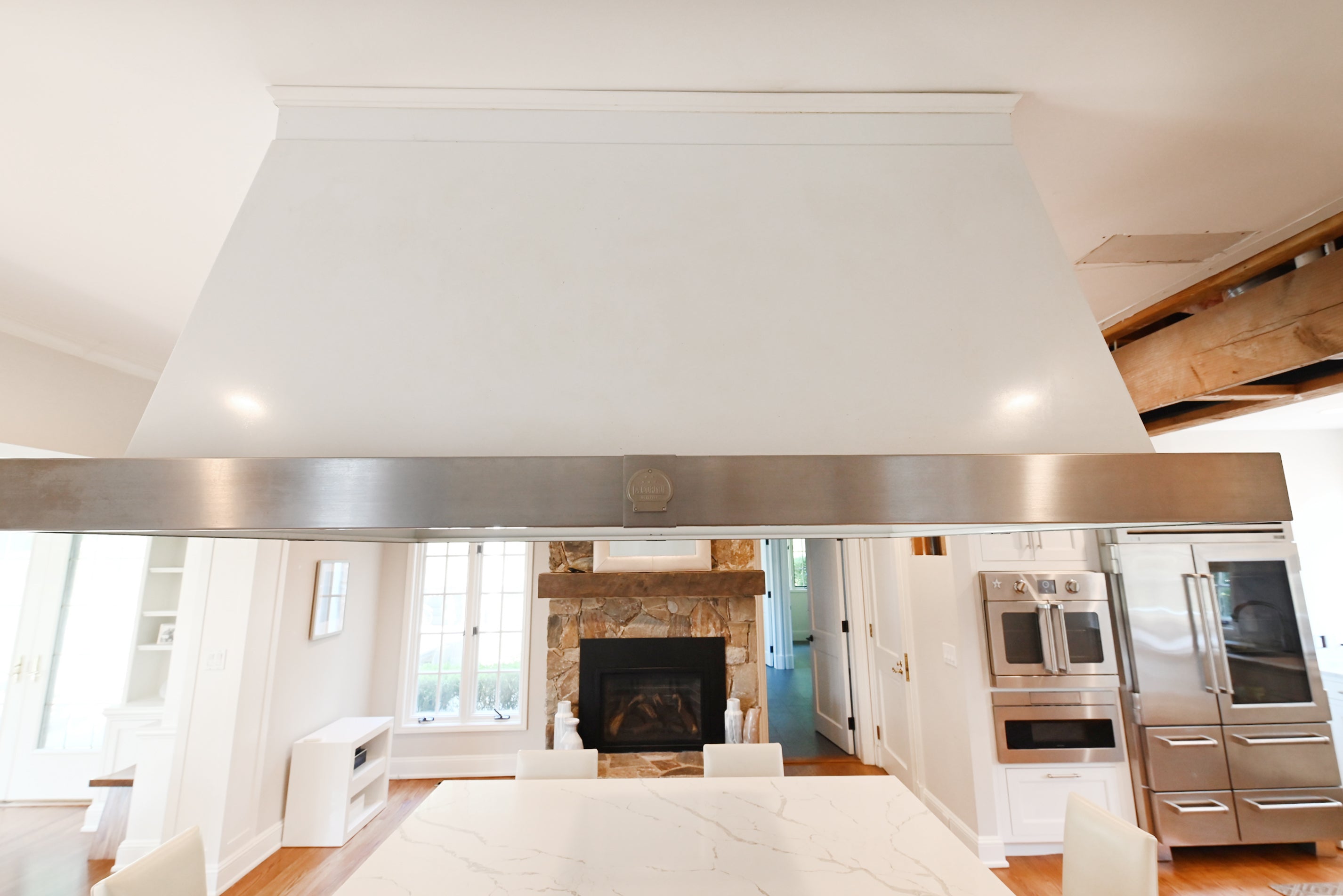 Signature Custom Luxurious December Frost Traditional Pre-Owned Kitchen