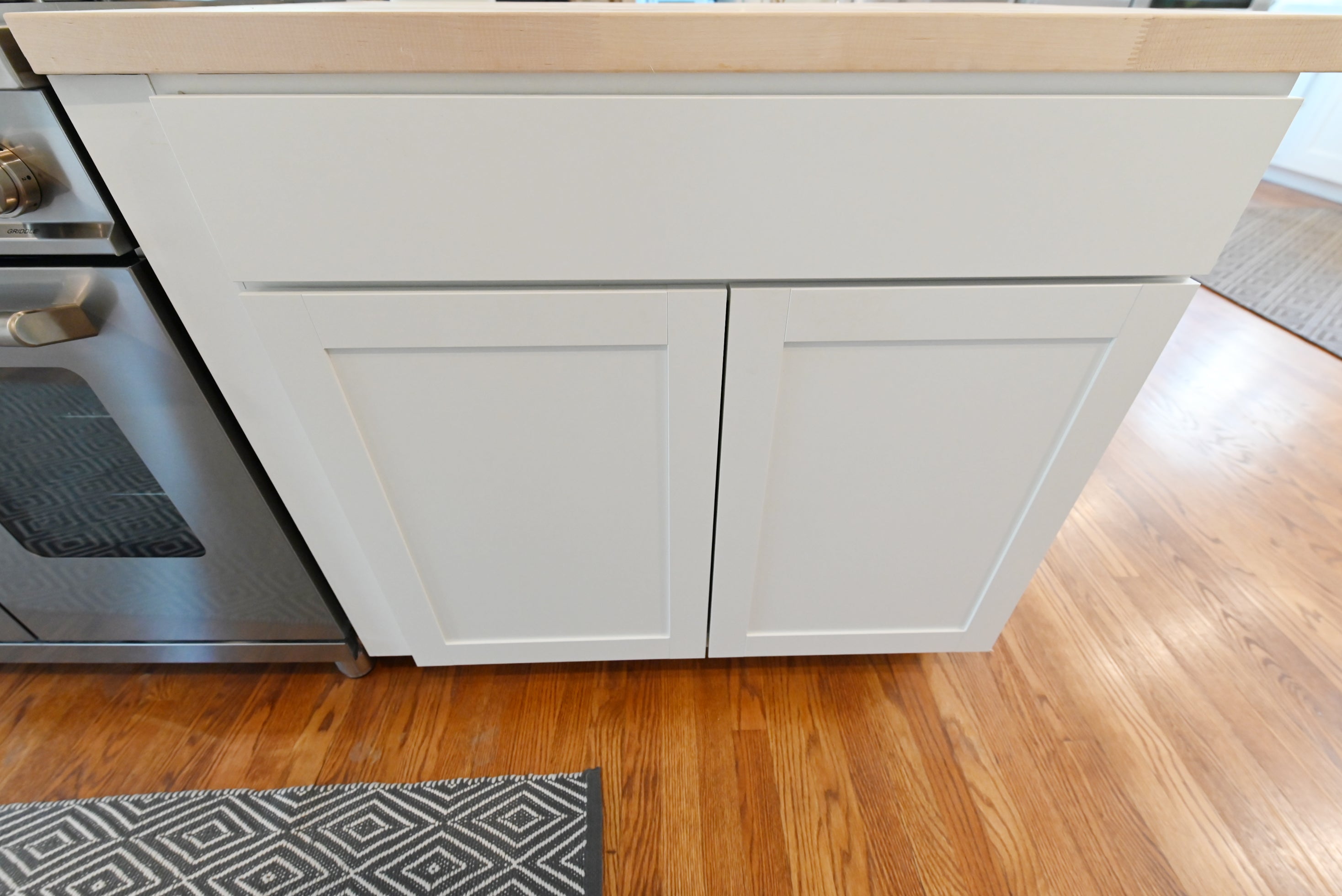 Signature Custom Luxurious December Frost Traditional Pre-Owned Kitchen