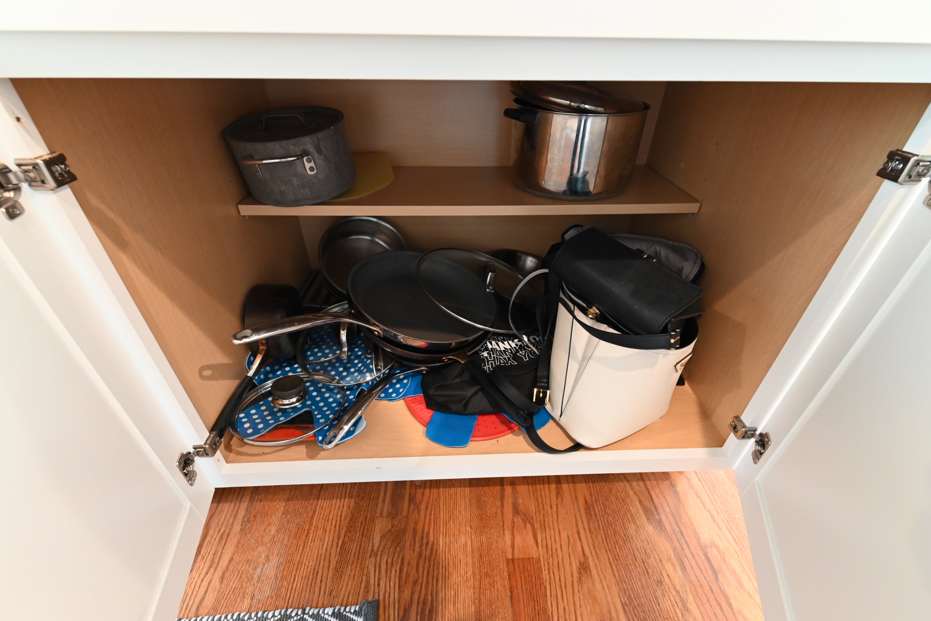 Signature Custom Luxurious December Frost Traditional Pre-Owned Kitchen