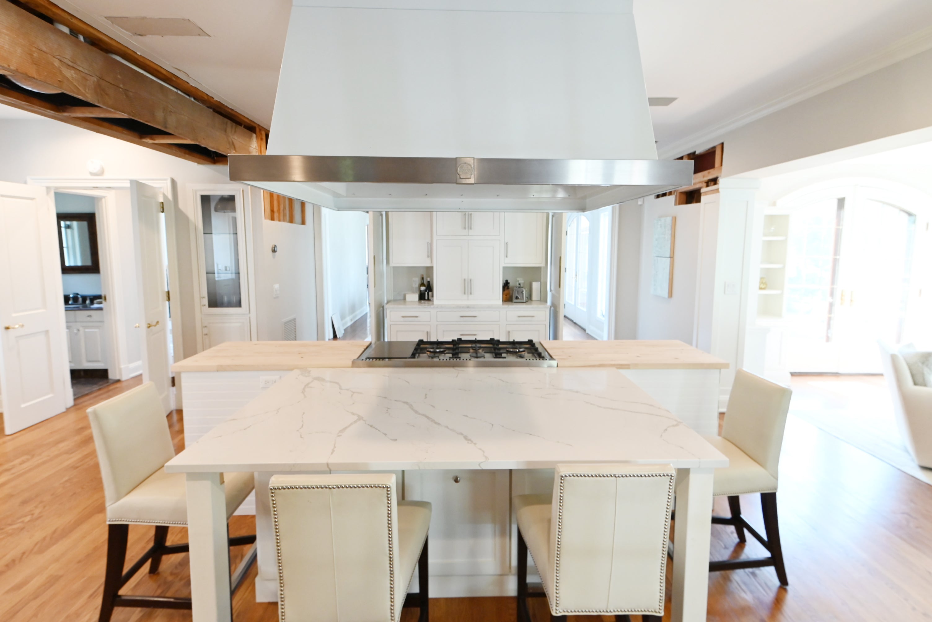Signature Custom Luxurious December Frost Traditional Pre-Owned Kitchen