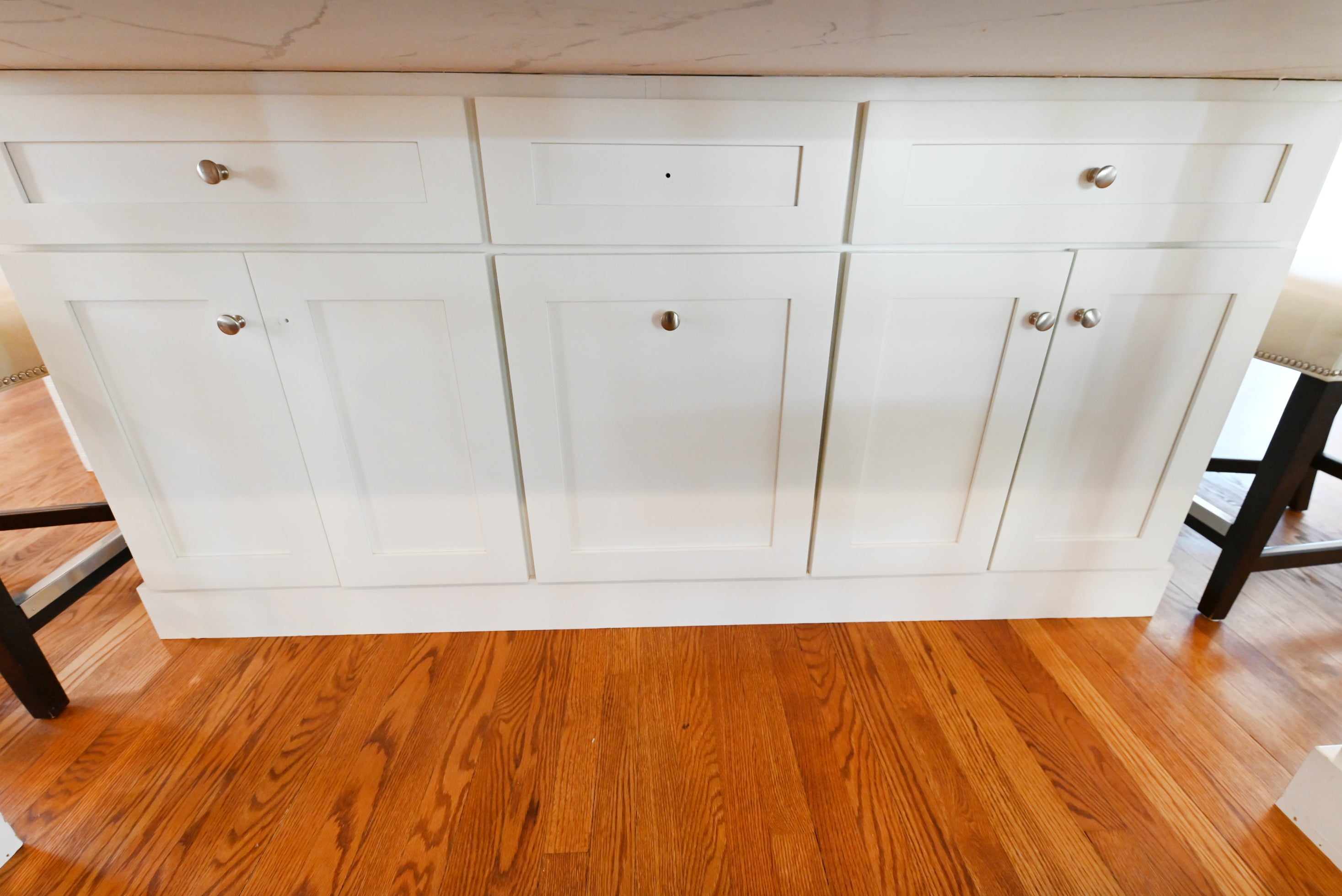 Signature Custom Luxurious December Frost Traditional Pre-Owned Kitchen