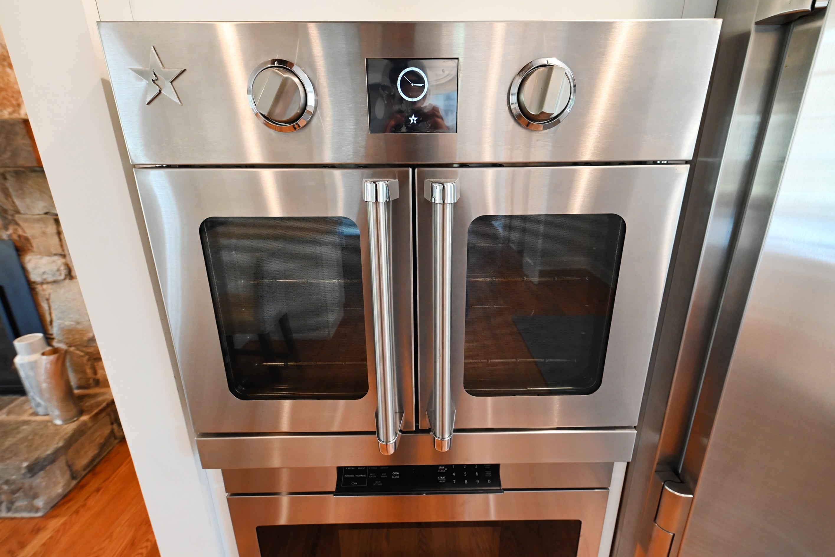 Signature Custom Luxurious December Frost Traditional Pre-Owned Kitchen