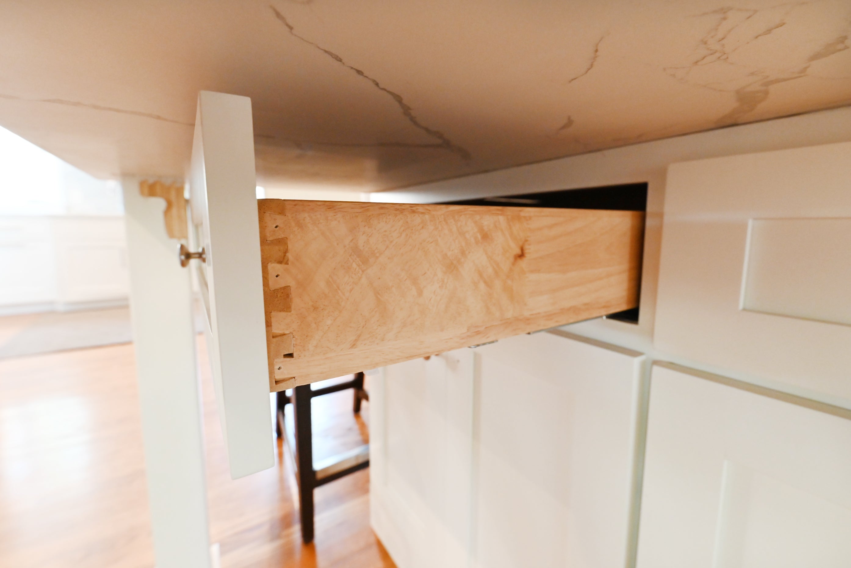 Signature Custom Luxurious December Frost Traditional Pre-Owned Kitchen